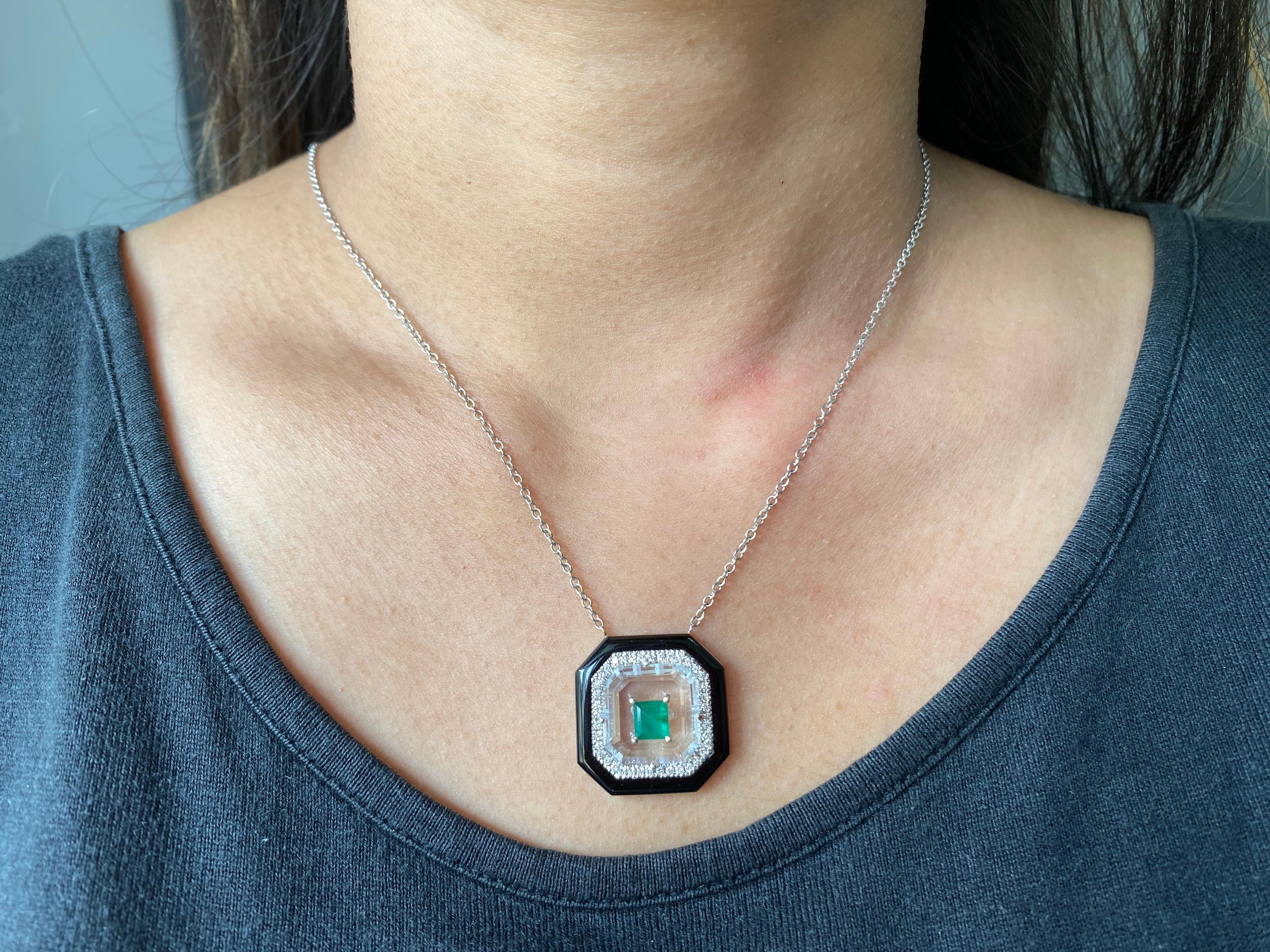 Halskette mit Anhänger aus Smaragd, Diamant, schwarzem Onyx und Bergkristall (Art déco)