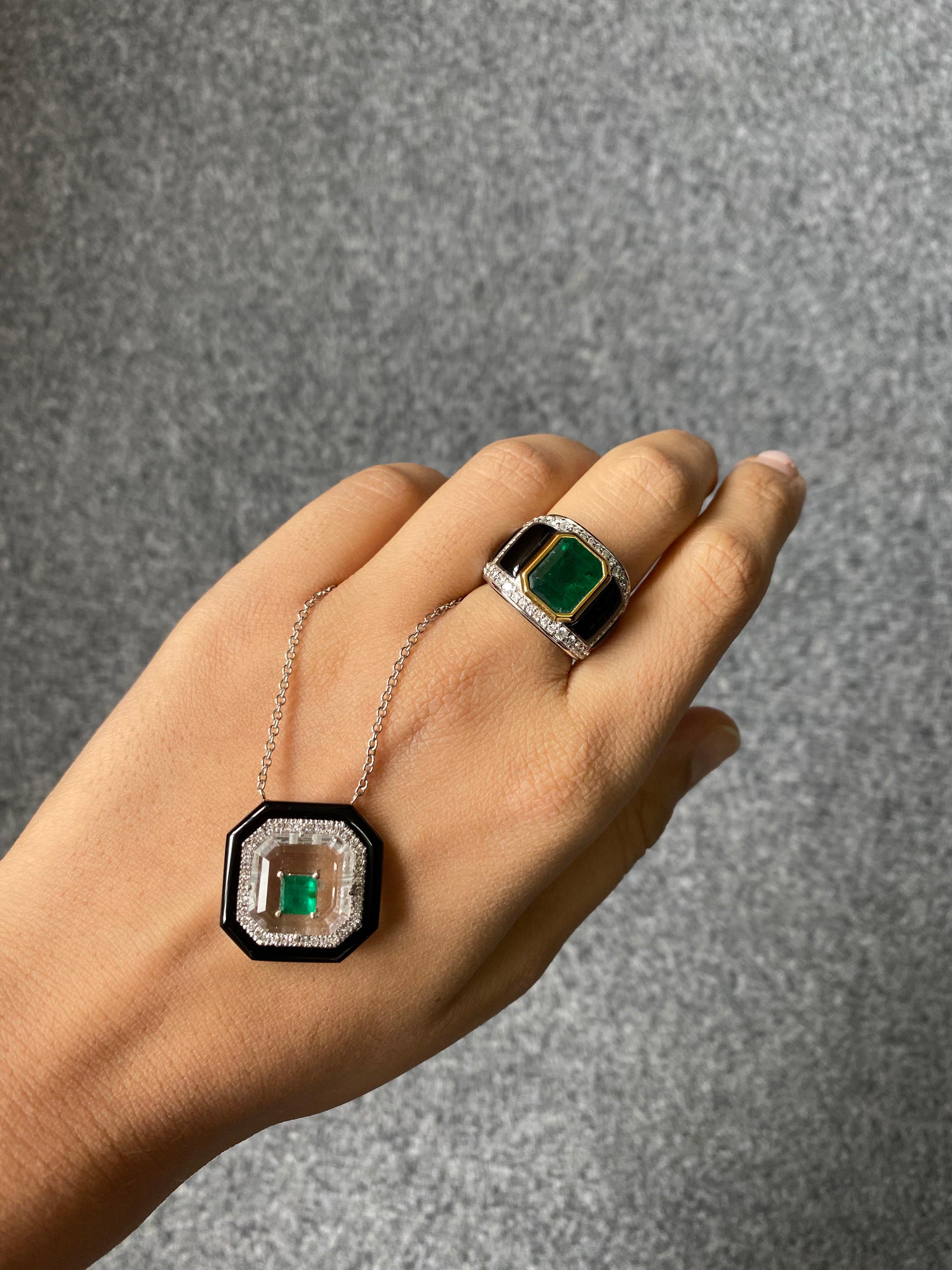 Halskette mit Anhänger aus Smaragd, Diamant, schwarzem Onyx und Bergkristall (Smaragdschliff)
