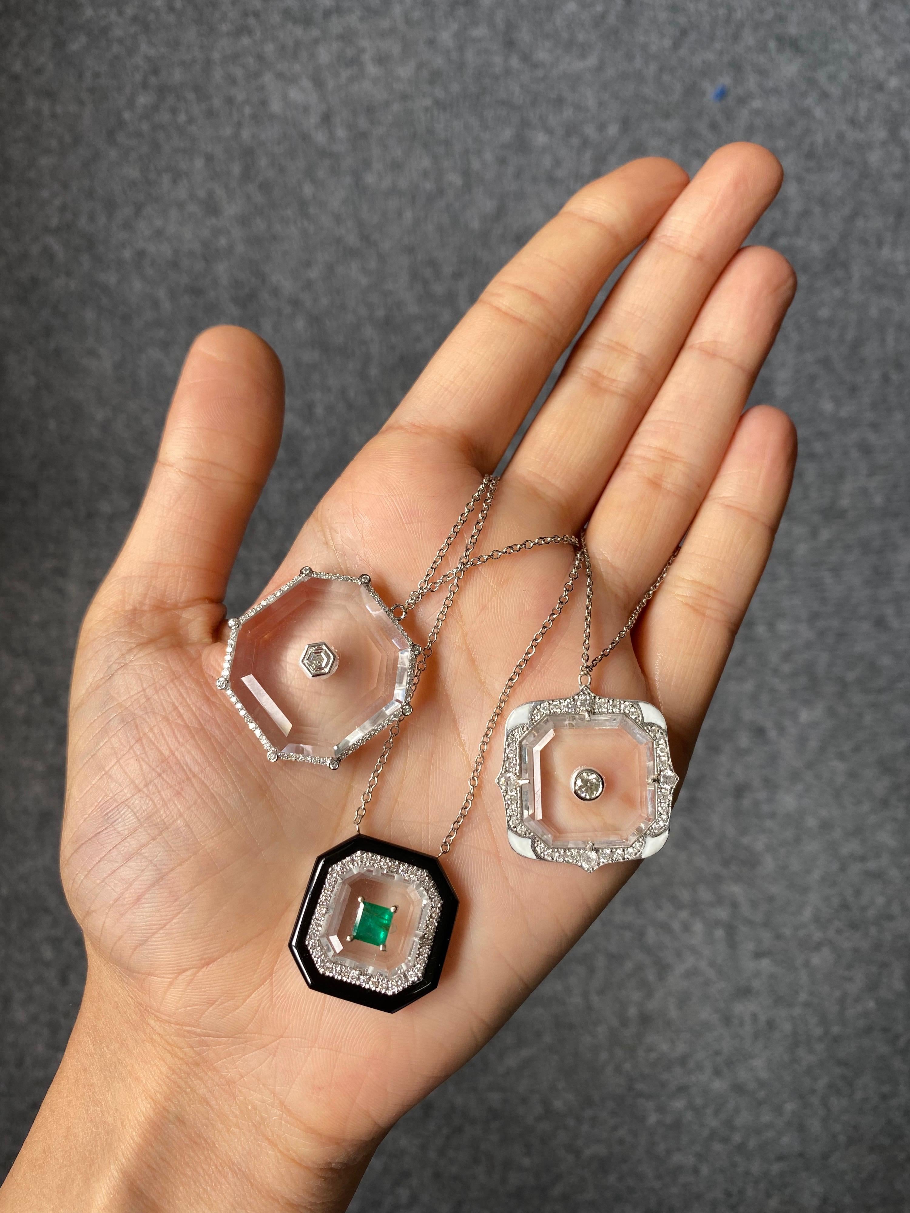 Halskette mit Anhänger aus Smaragd, Diamant, schwarzem Onyx und Bergkristall im Zustand „Neu“ in Bangkok, Thailand