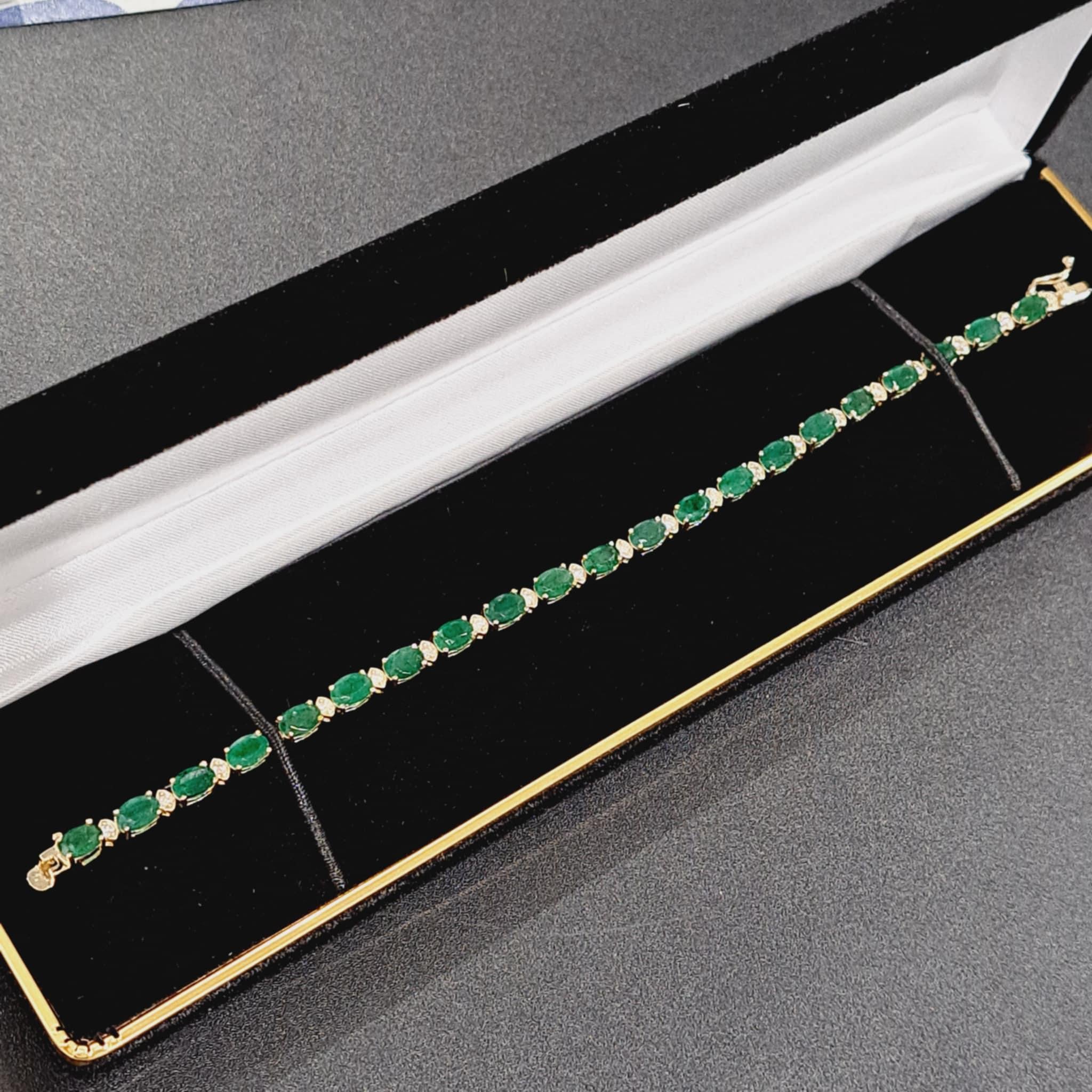 Emerald Diamond Bracelet In 14 Karat Yellow Gold In New Condition For Sale In Manhattan Beach, CA
