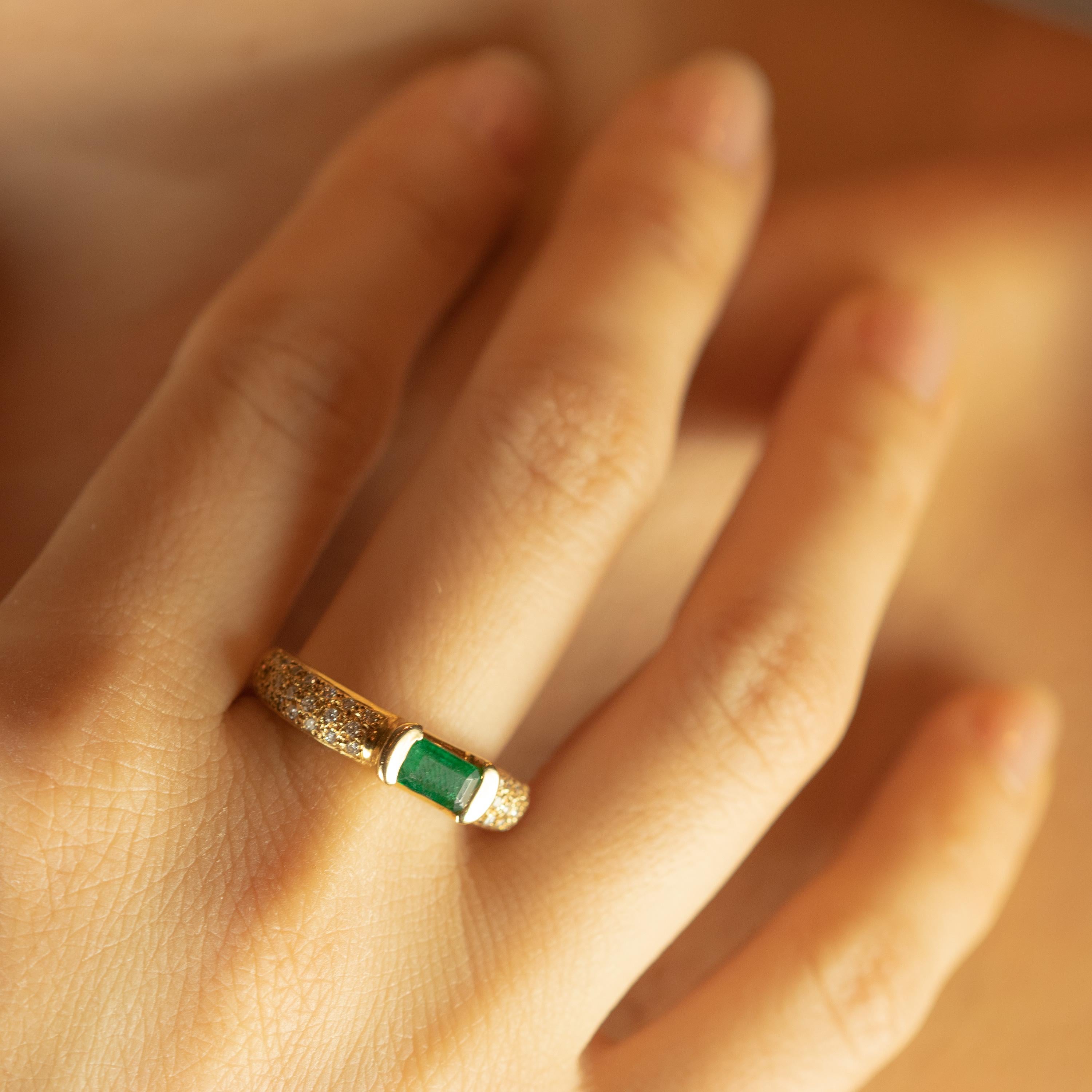 Retro Emerald Diamond Brilliant Cut 18 Karat Gold Cocktail Solitaire Vintage Ring For Sale
