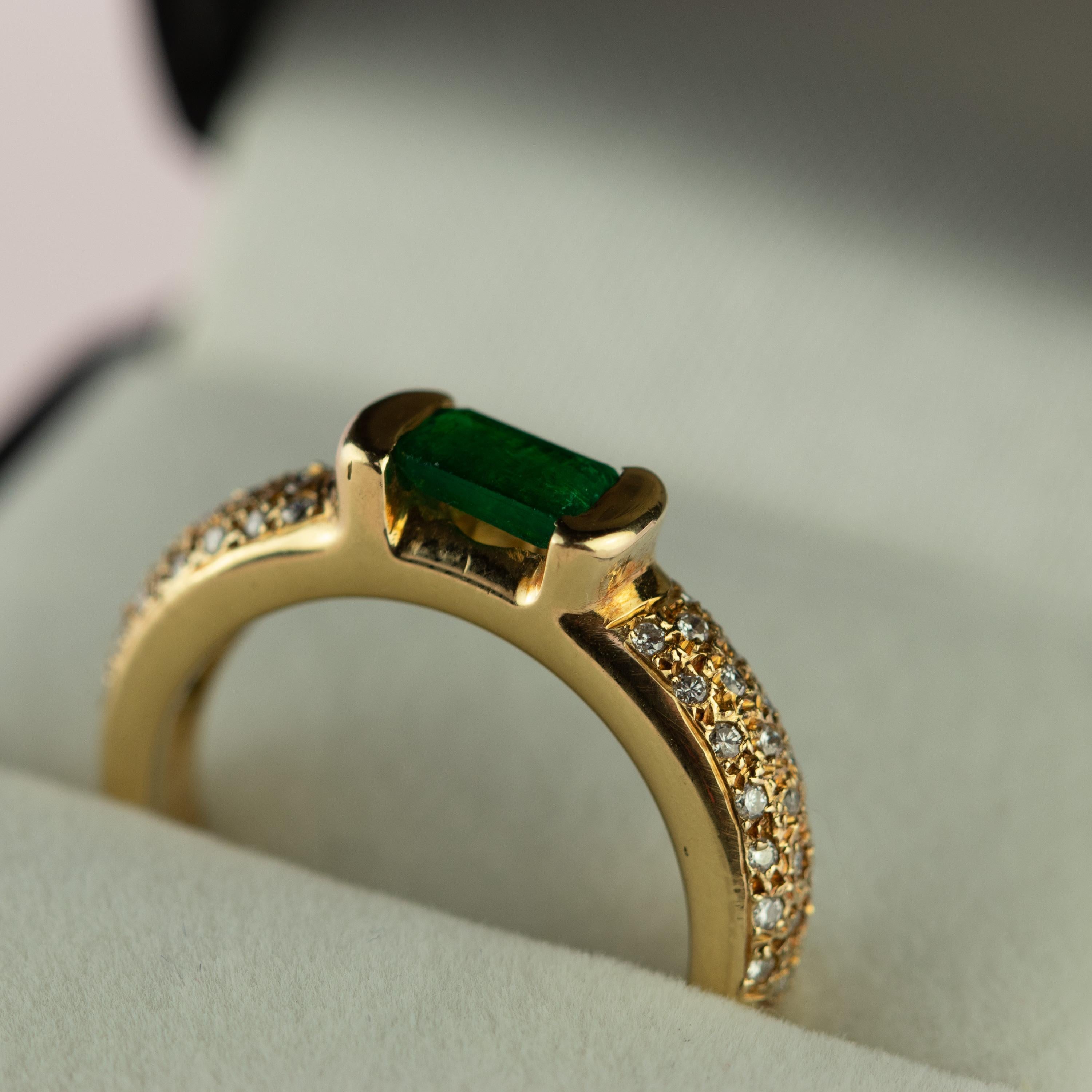 Emerald Diamond Brilliant Cut 18 Karat Gold Cocktail Solitaire Vintage Ring In New Condition For Sale In Milano, IT