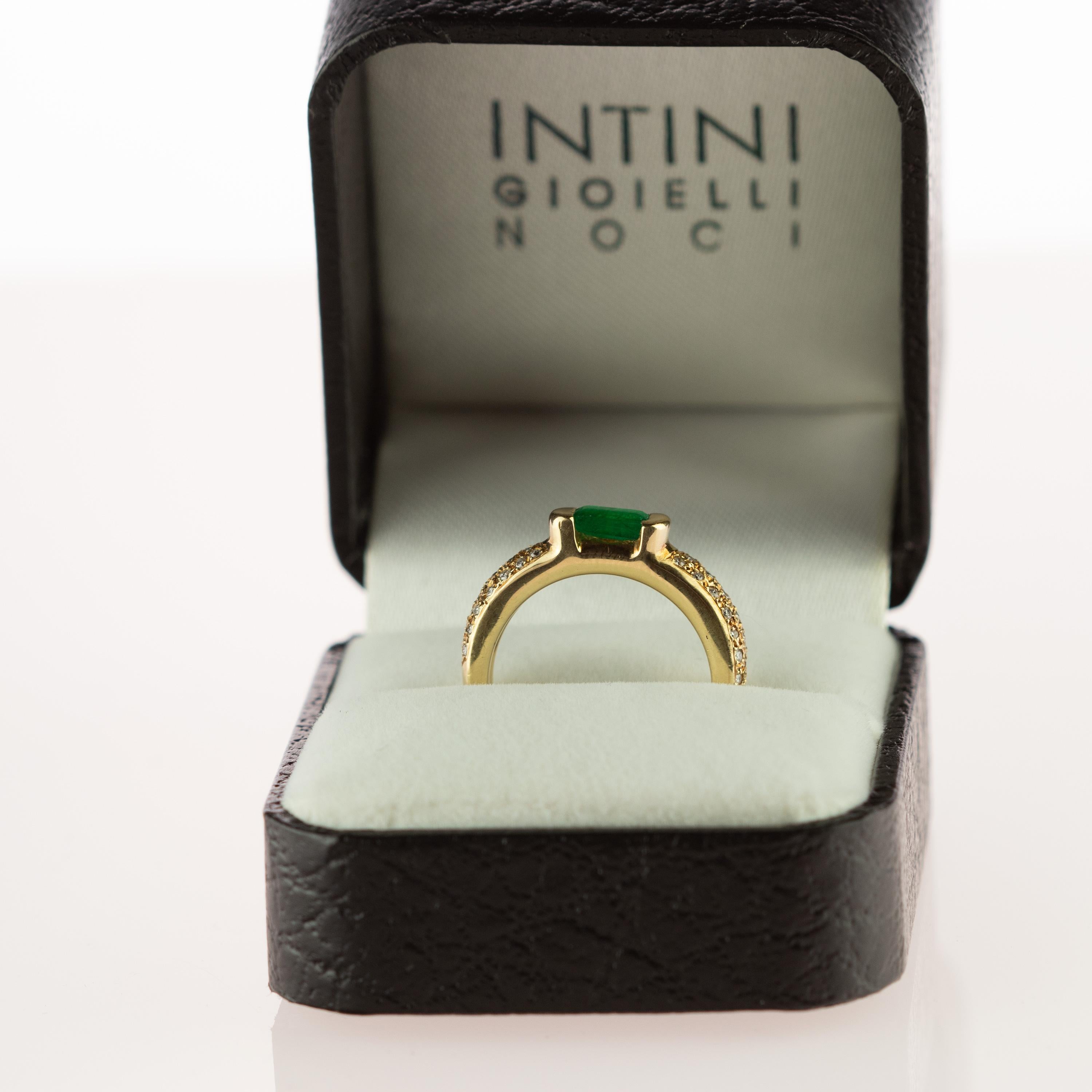 Women's Emerald Diamond Brilliant Cut 18 Karat Gold Cocktail Solitaire Vintage Ring For Sale