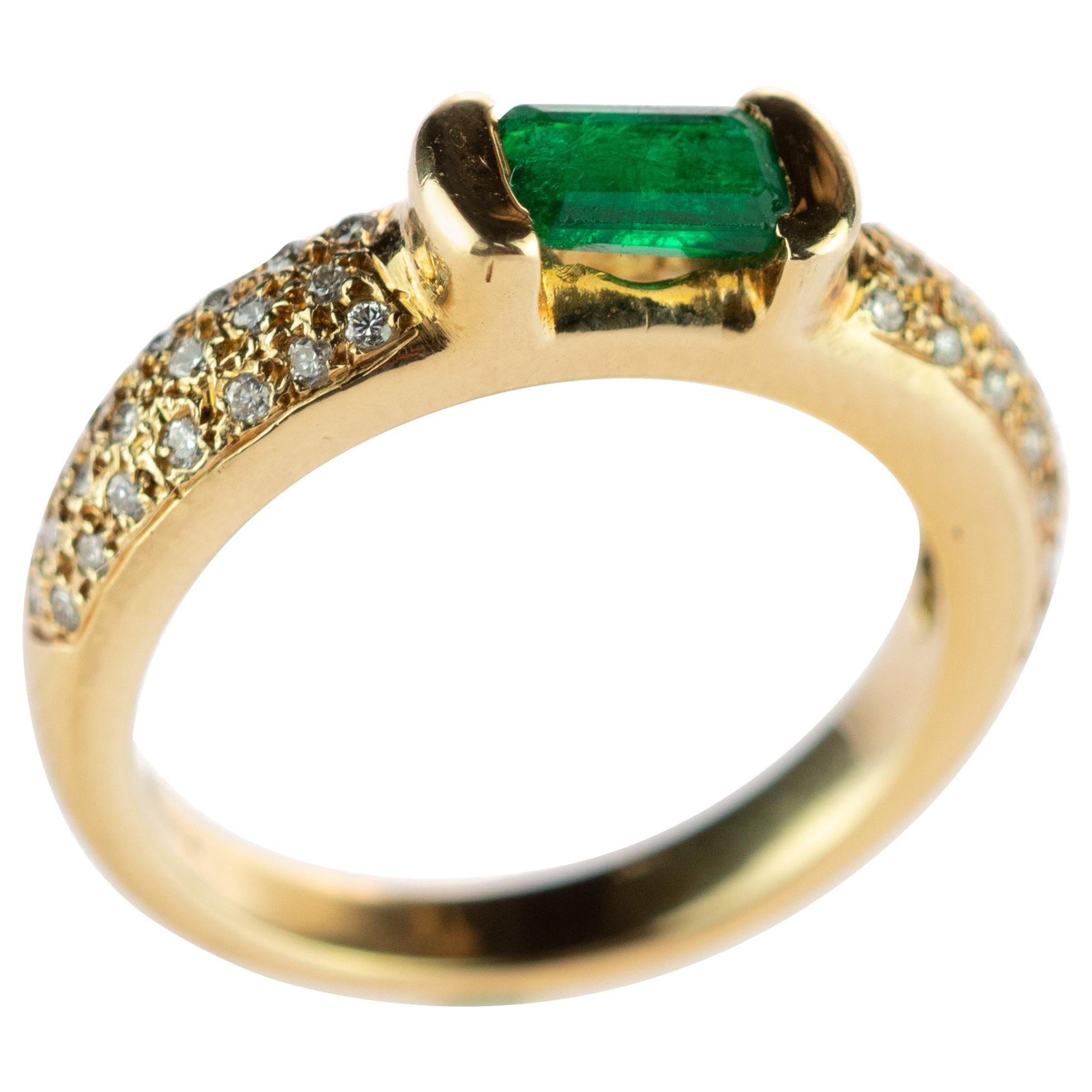 Emerald Diamond Brilliant Cut 18 Karat Gold Cocktail Solitaire Vintage Ring For Sale
