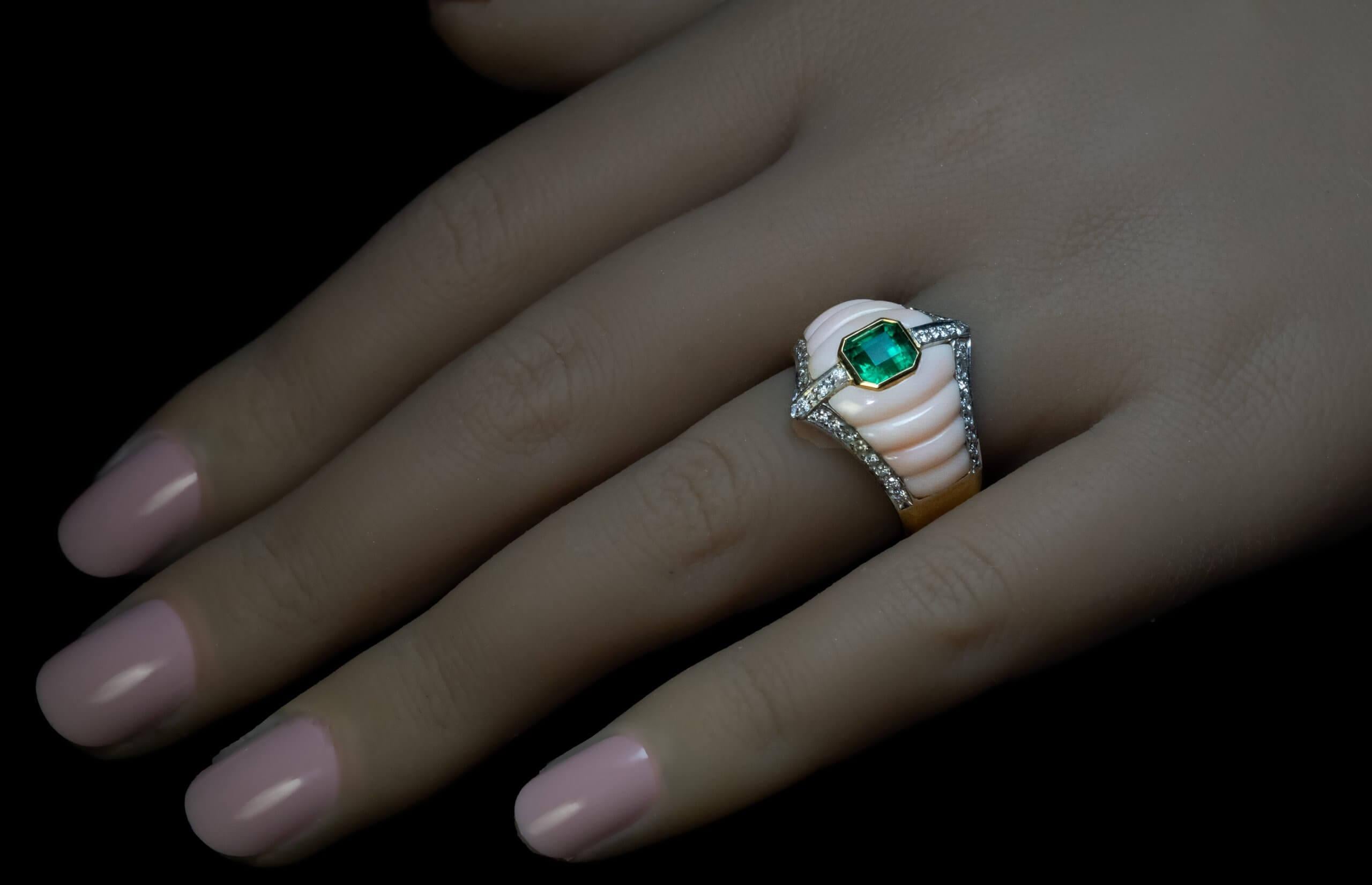 Smaragd Diamant geschnitzt Koralle Italienisch Vintage By Ring (Smaragdschliff) im Angebot