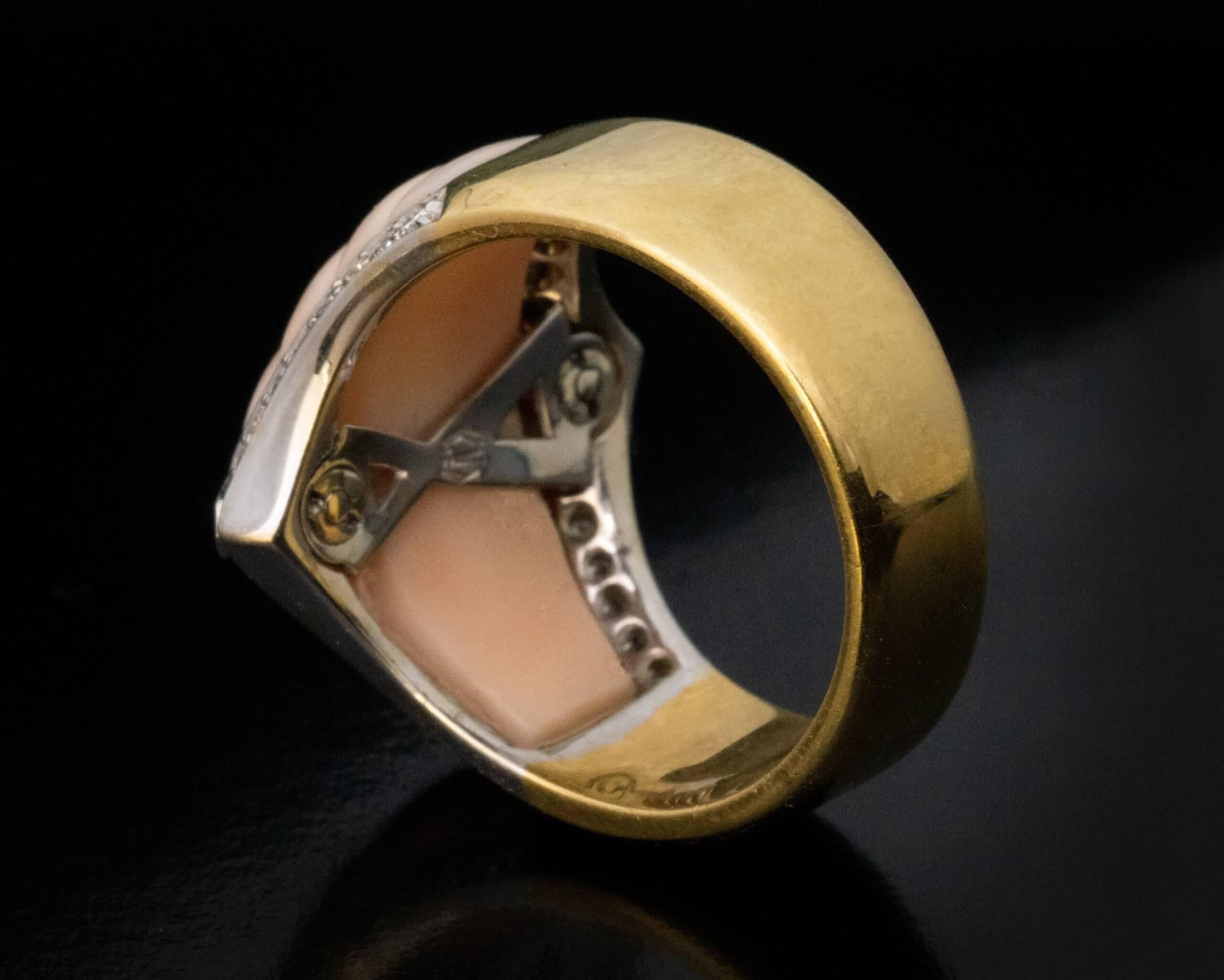 Smaragd Diamant geschnitzt Koralle Italienisch Vintage By Ring im Zustand „Hervorragend“ im Angebot in Chicago, IL