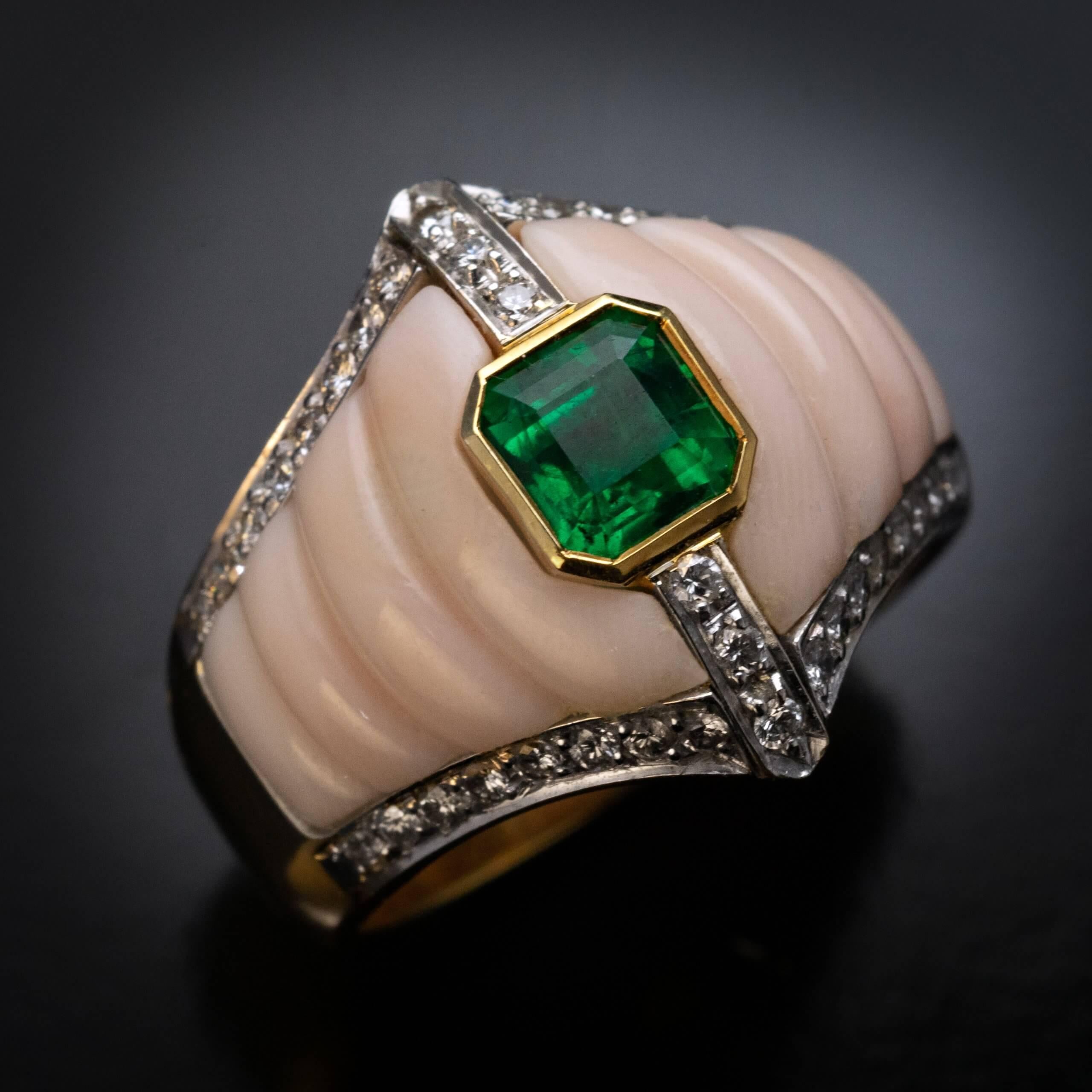 Smaragd Diamant geschnitzt Koralle Italienisch Vintage By Ring Damen im Angebot