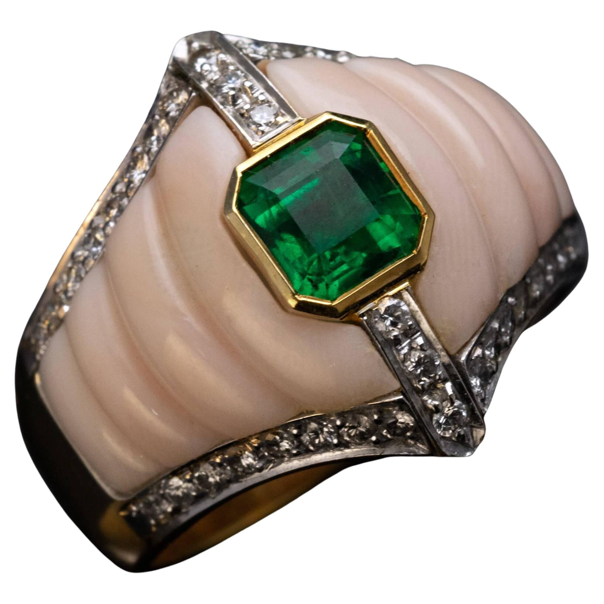Smaragd Diamant geschnitzt Koralle Italienisch Vintage By Ring im Angebot