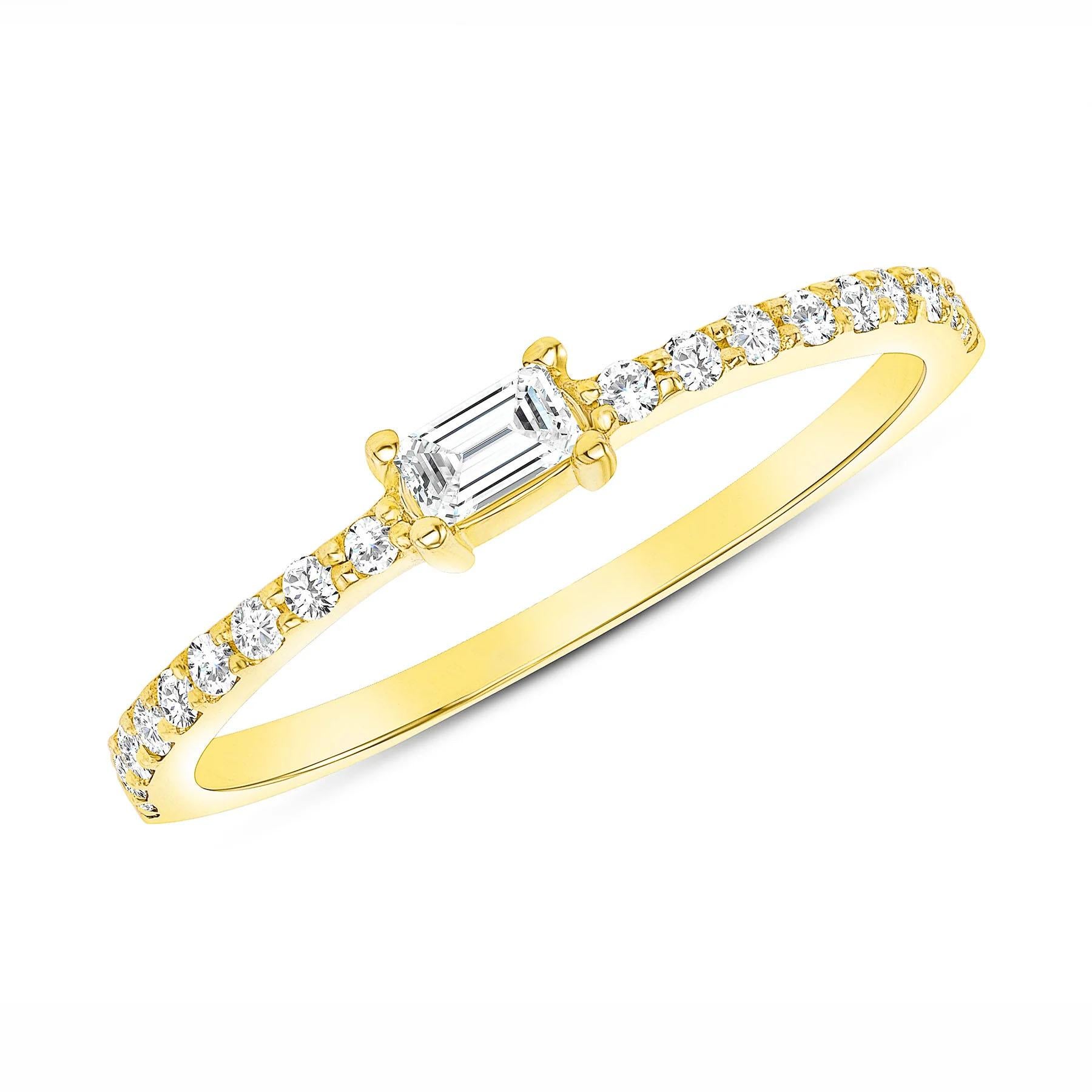 For Sale:  Emerald Diamond Center Stone 14K Gold Diamond Band Ring 4
