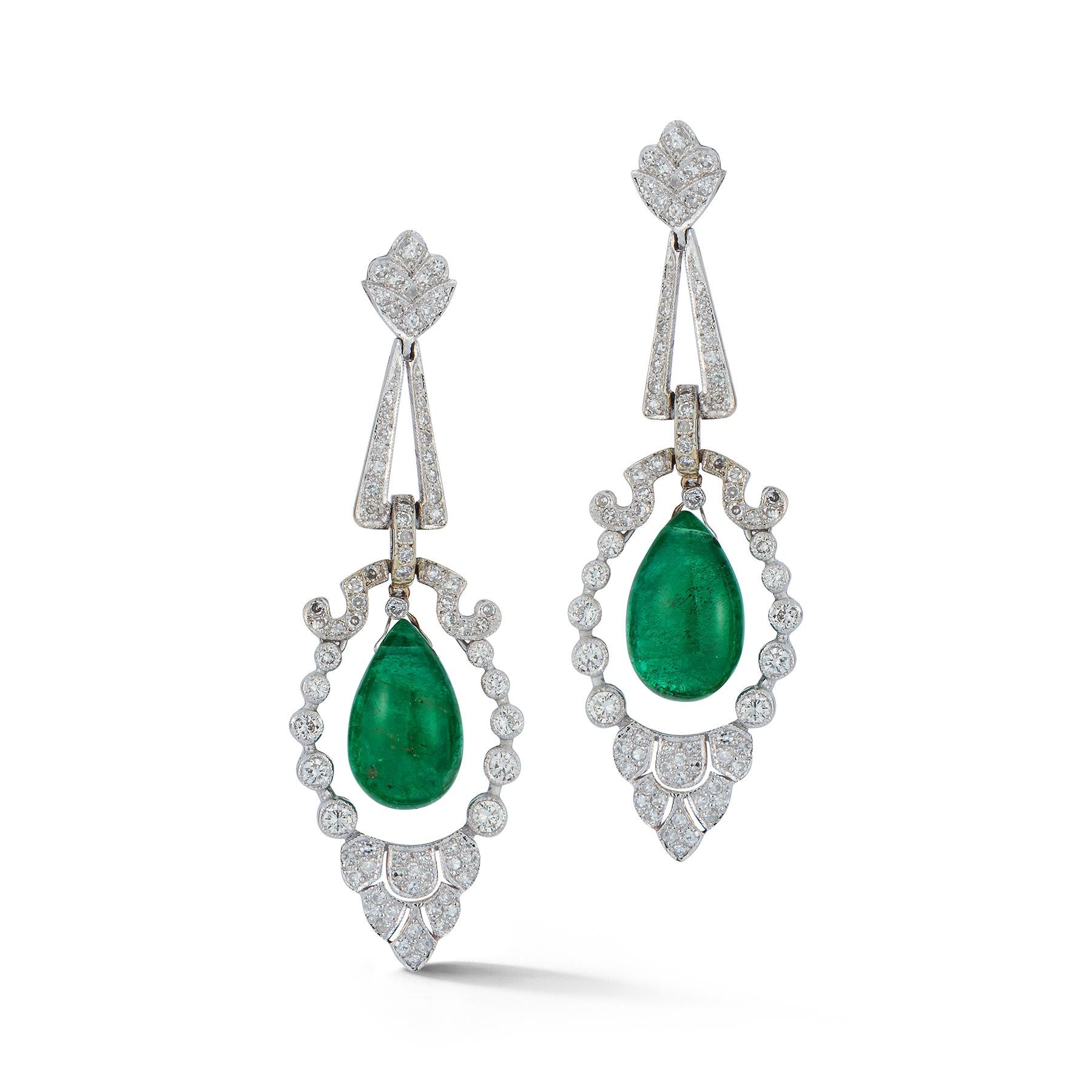 Smaragd & Diamant-Kronleuchter-Ohrringe

 2 Cabochon-Smaragdperlen mit Diamanten besetzt

Abmessungen: 2