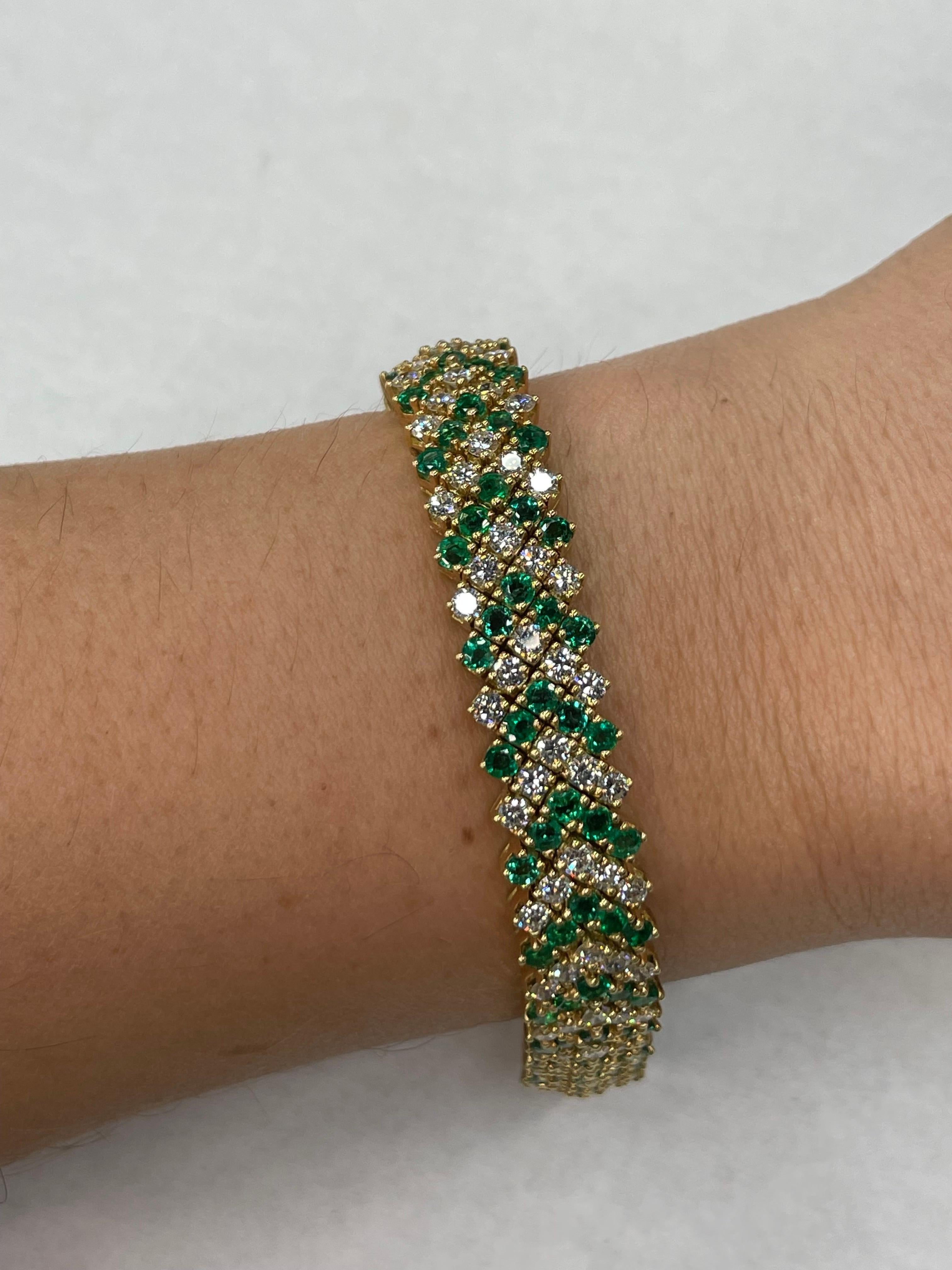 Emerald Diamond Chevron Motif Bracelet 13.40 Carats 18 Karat Yellow Gold For Sale 4