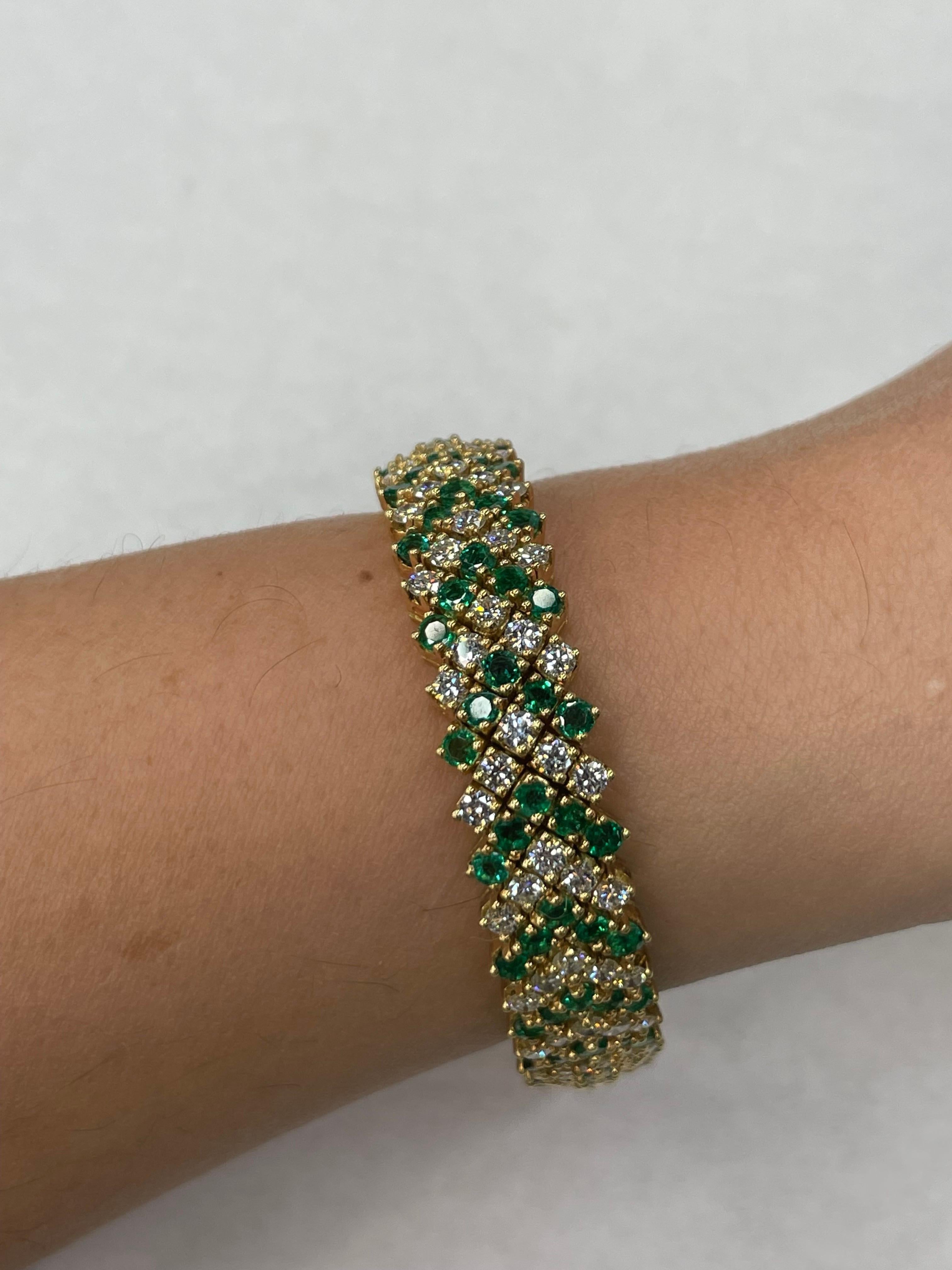 Emerald Diamond Chevron Motif Bracelet 13.40 Carats 18 Karat Yellow Gold For Sale 5