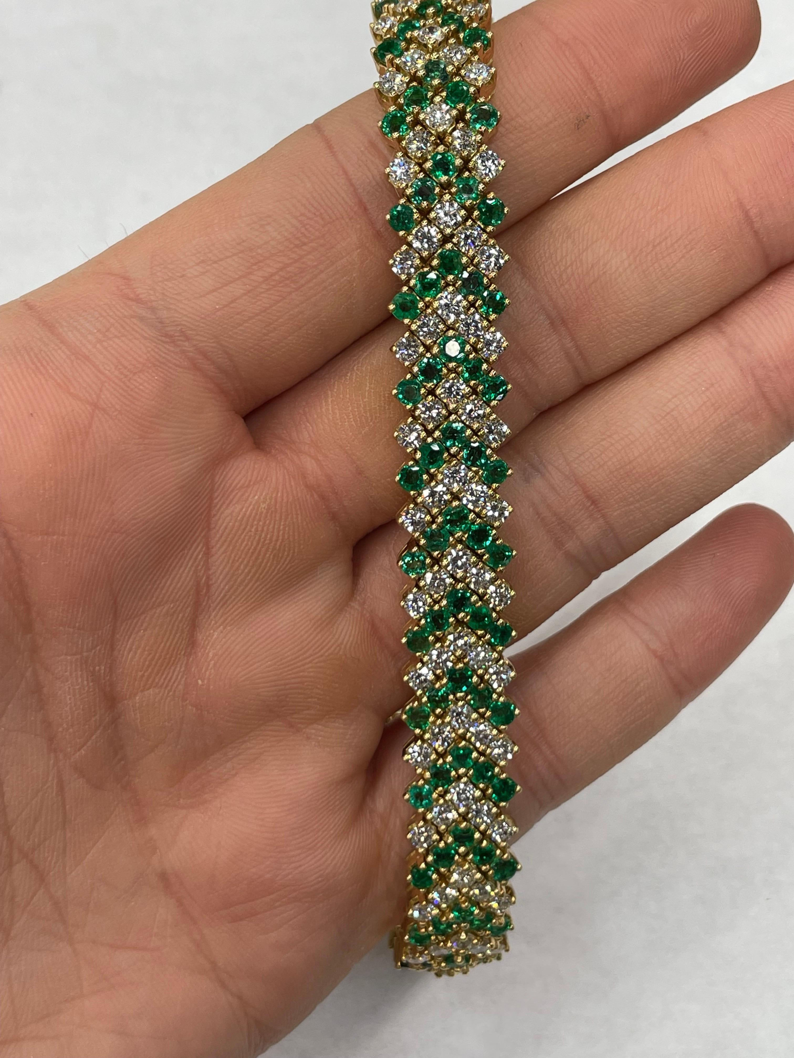 Emerald Diamond Chevron Motif Bracelet 13.40 Carats 18 Karat Yellow Gold For Sale 6