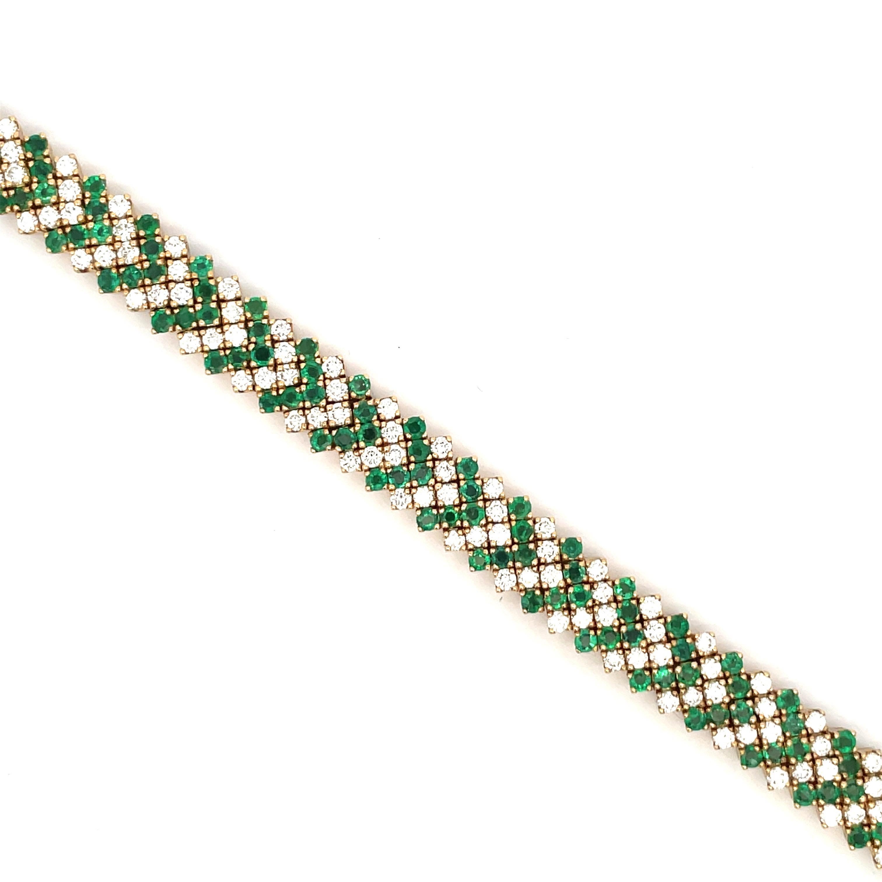 Contemporary Emerald Diamond Chevron Motif Bracelet 13.40 Carats 18 Karat Yellow Gold For Sale
