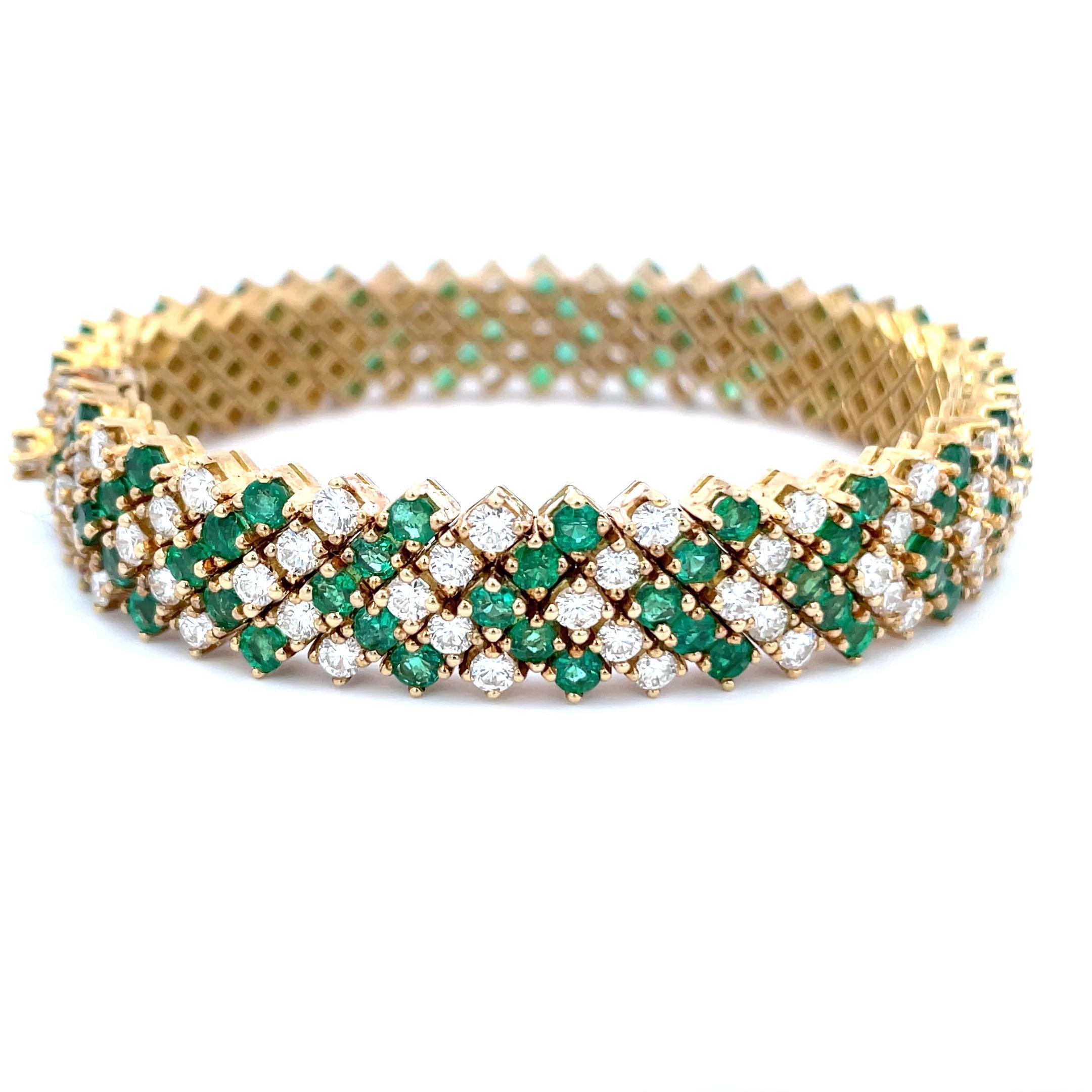 Round Cut Emerald Diamond Chevron Motif Bracelet 13.40 Carats 18 Karat Yellow Gold For Sale