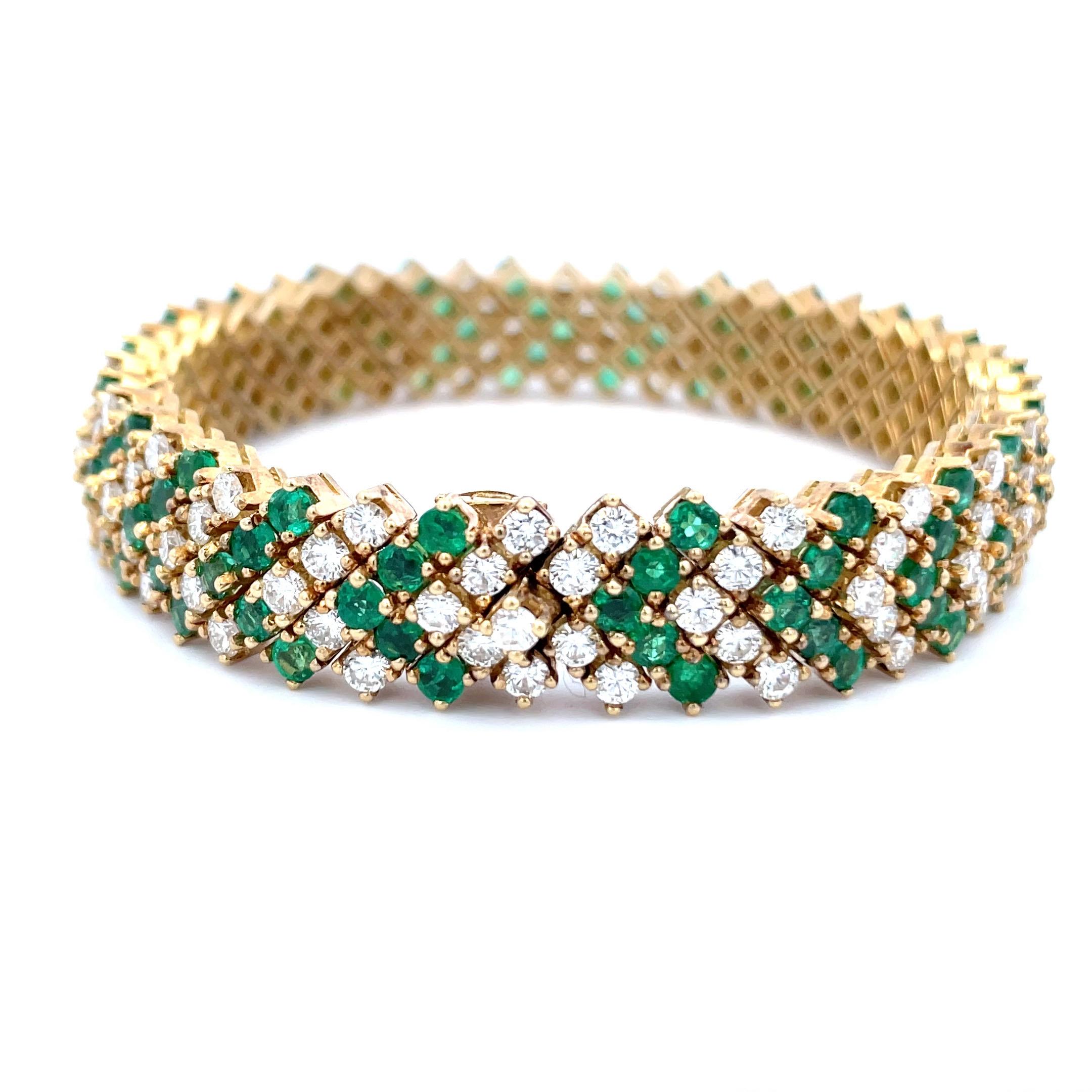 Emerald Diamond Chevron Motif Bracelet 13.40 Carats 18 Karat Yellow Gold In Excellent Condition For Sale In New York, NY