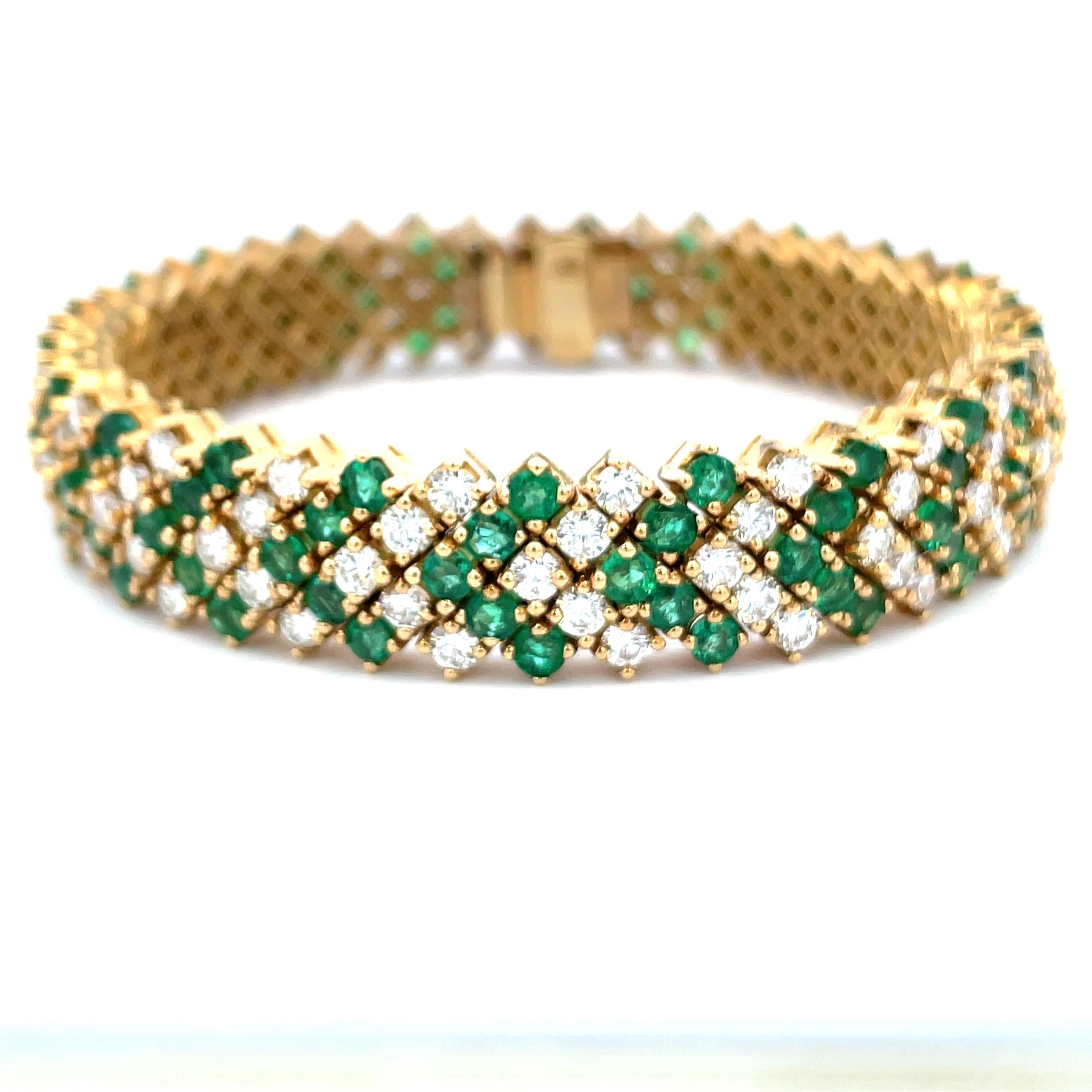 Women's Emerald Diamond Chevron Motif Bracelet 13.40 Carats 18 Karat Yellow Gold For Sale
