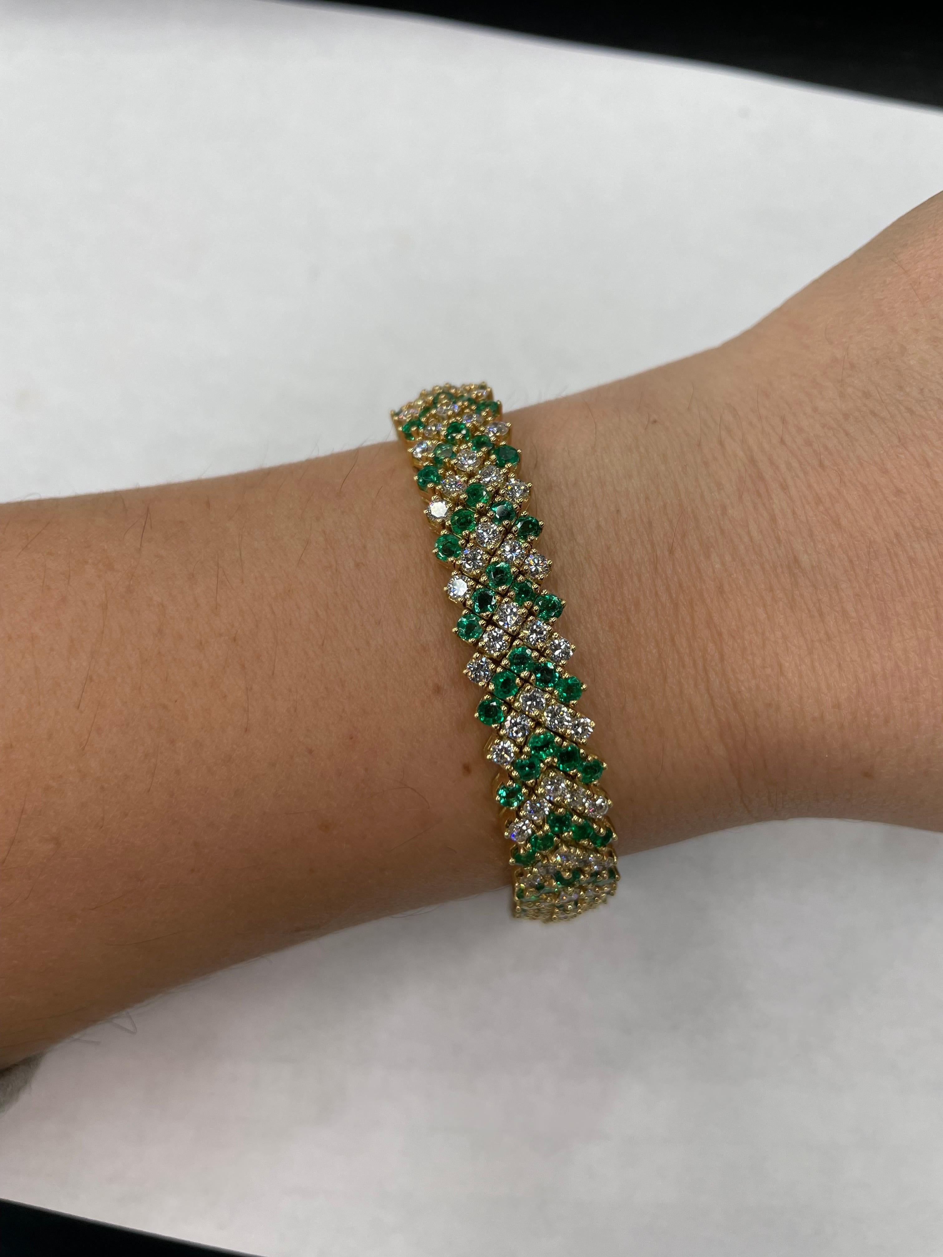 Emerald Diamond Chevron Motif Bracelet 13.40 Carats 18 Karat Yellow Gold For Sale 3