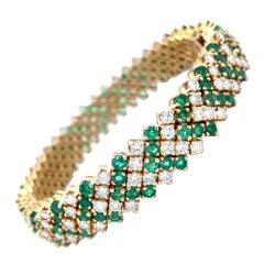 Bracciale con diamanti smeraldo e motivo Chevron 13,40 carati in oro giallo 18 carati