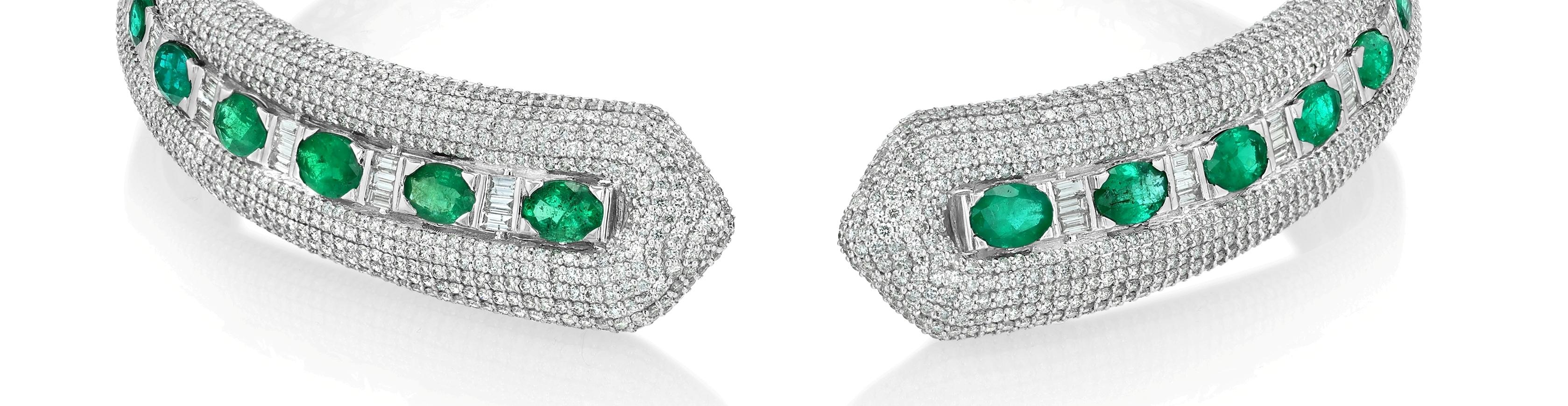 Artículo nº 8253

18K  Collar gargantilla con diamantes de 17,65 ct y esmeraldas de 13,02 ct. 

Peso total de 13,02 quilates esmeralda de talla ovaladaengarzada en un collar metálico de oro blanco con numerosas baguettes casi incoloras y diamantes