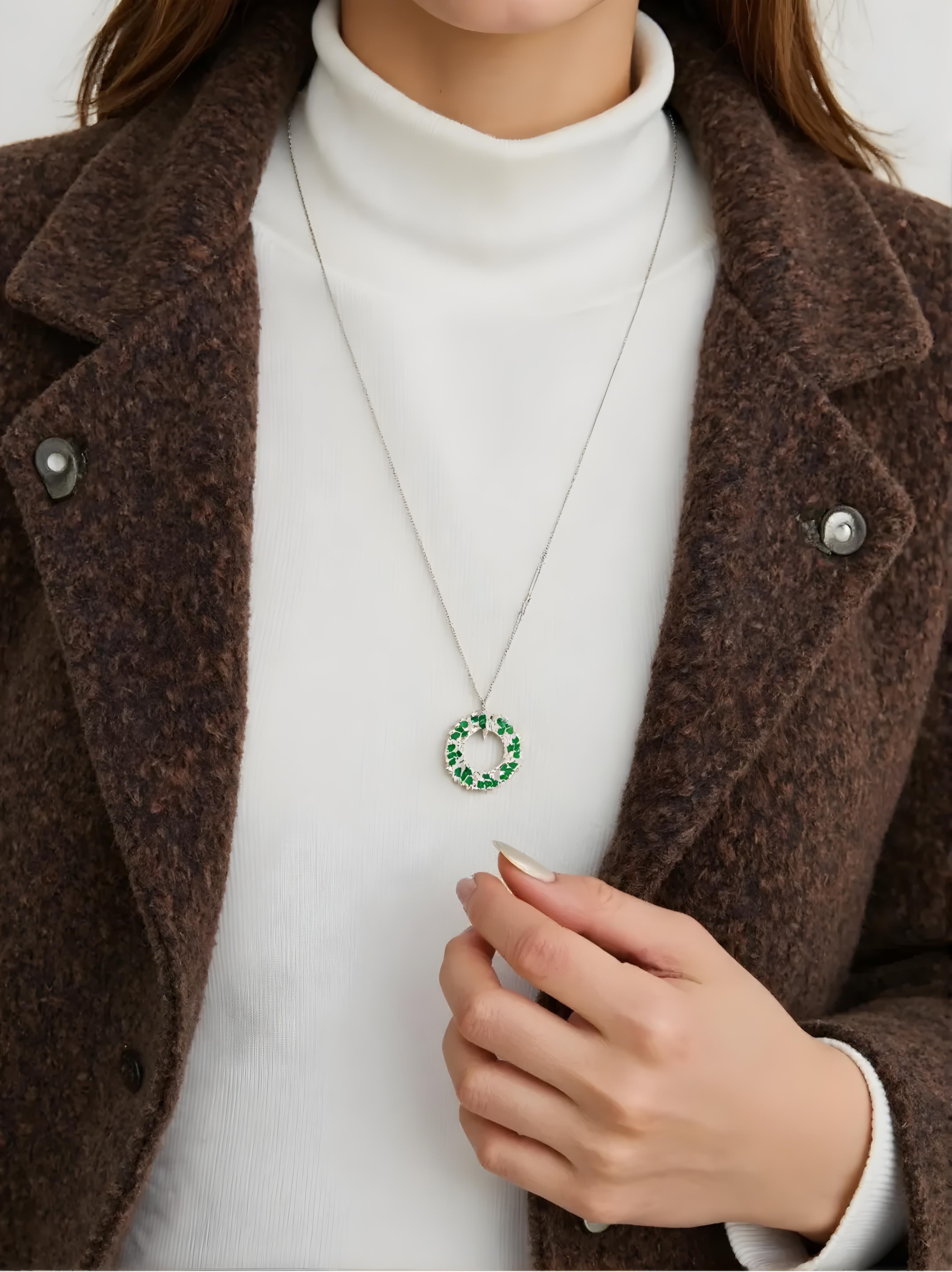 Collana con diamante smeraldo e cerchio in oro bianco 14 carati Gioielli di pregio
Questa collana è magistralmente incastonata con smeraldi di taglio ovale incastonati con diamanti di taglio misto incastonati a forma rotonda che formano una collana