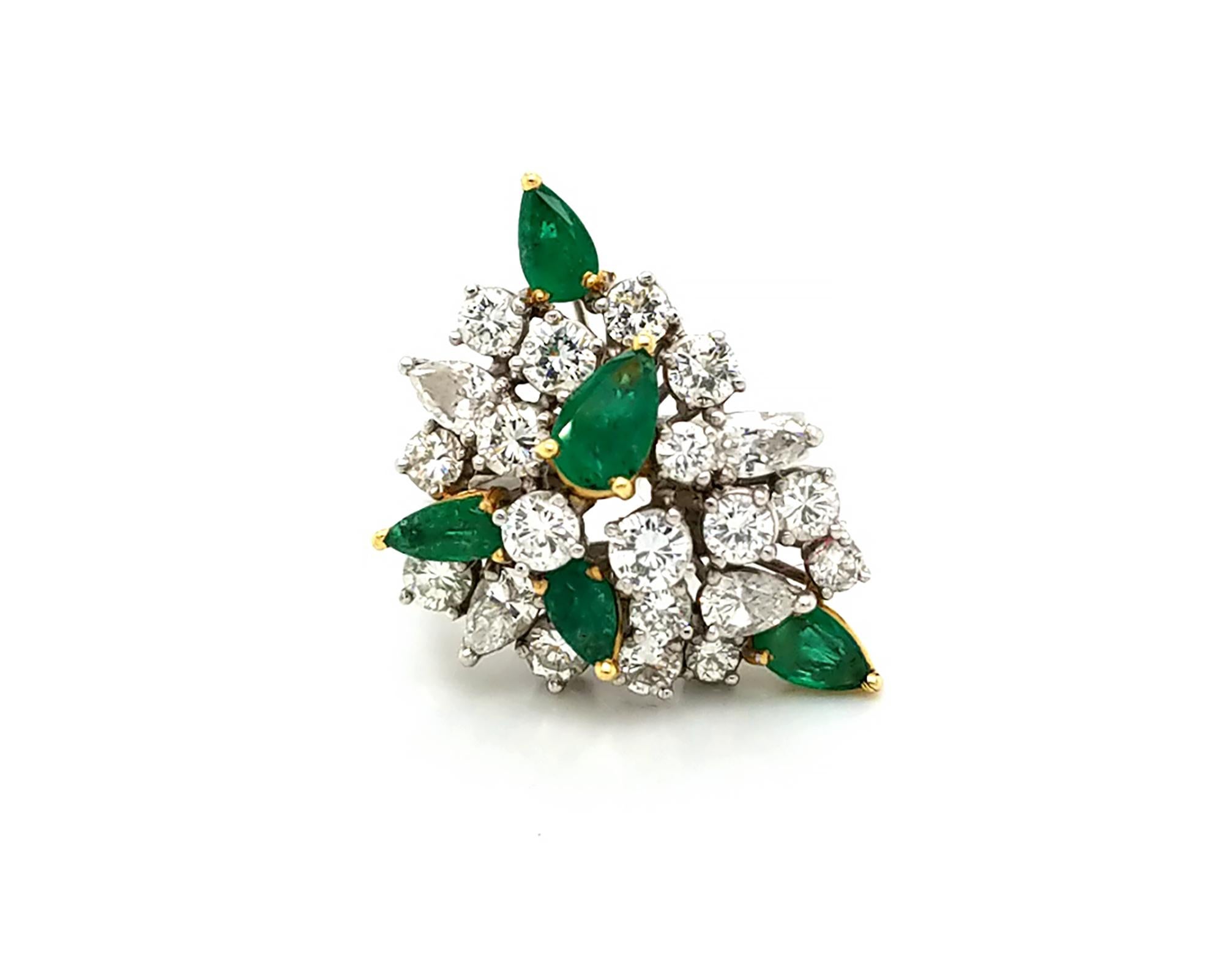 Emerald Diamond Cluster Platinum Ring In Excellent Condition In New York, NY