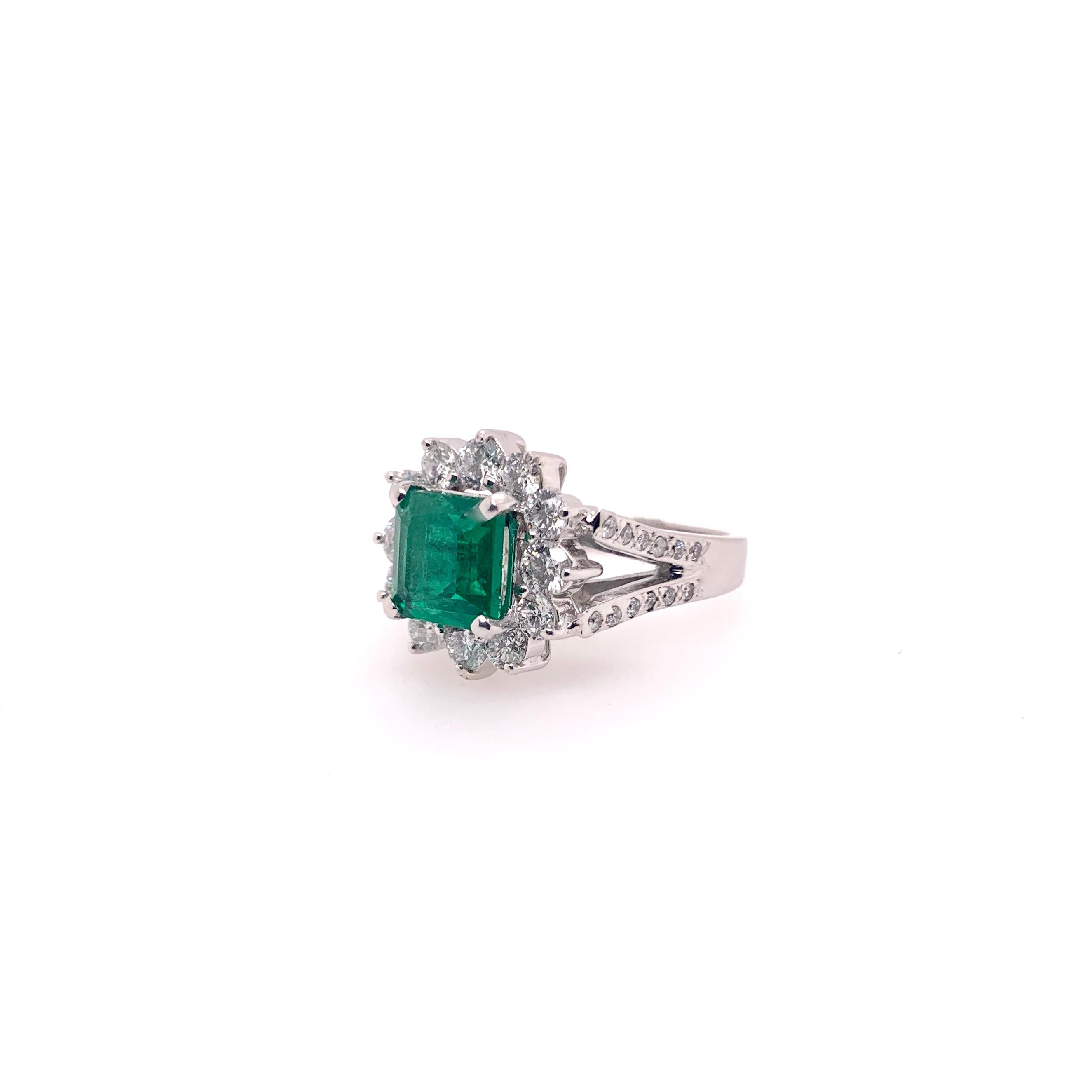 Emerald Diamond Cocktail Classic Ring in 18k White Gold In New Condition For Sale In Carrollton, TX