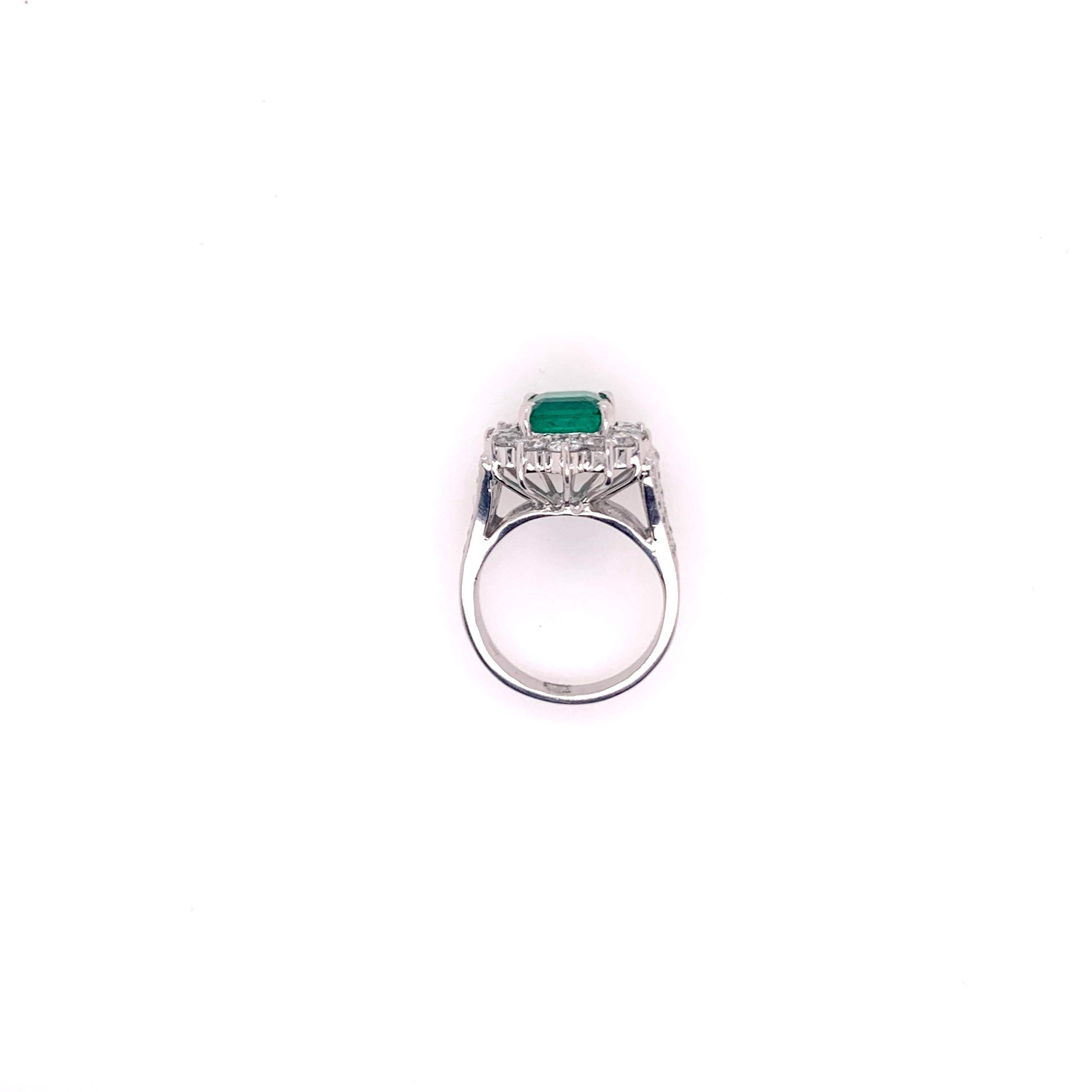 Women's or Men's Emerald Diamond Cocktail Classic Ring in 18k White Gold For Sale