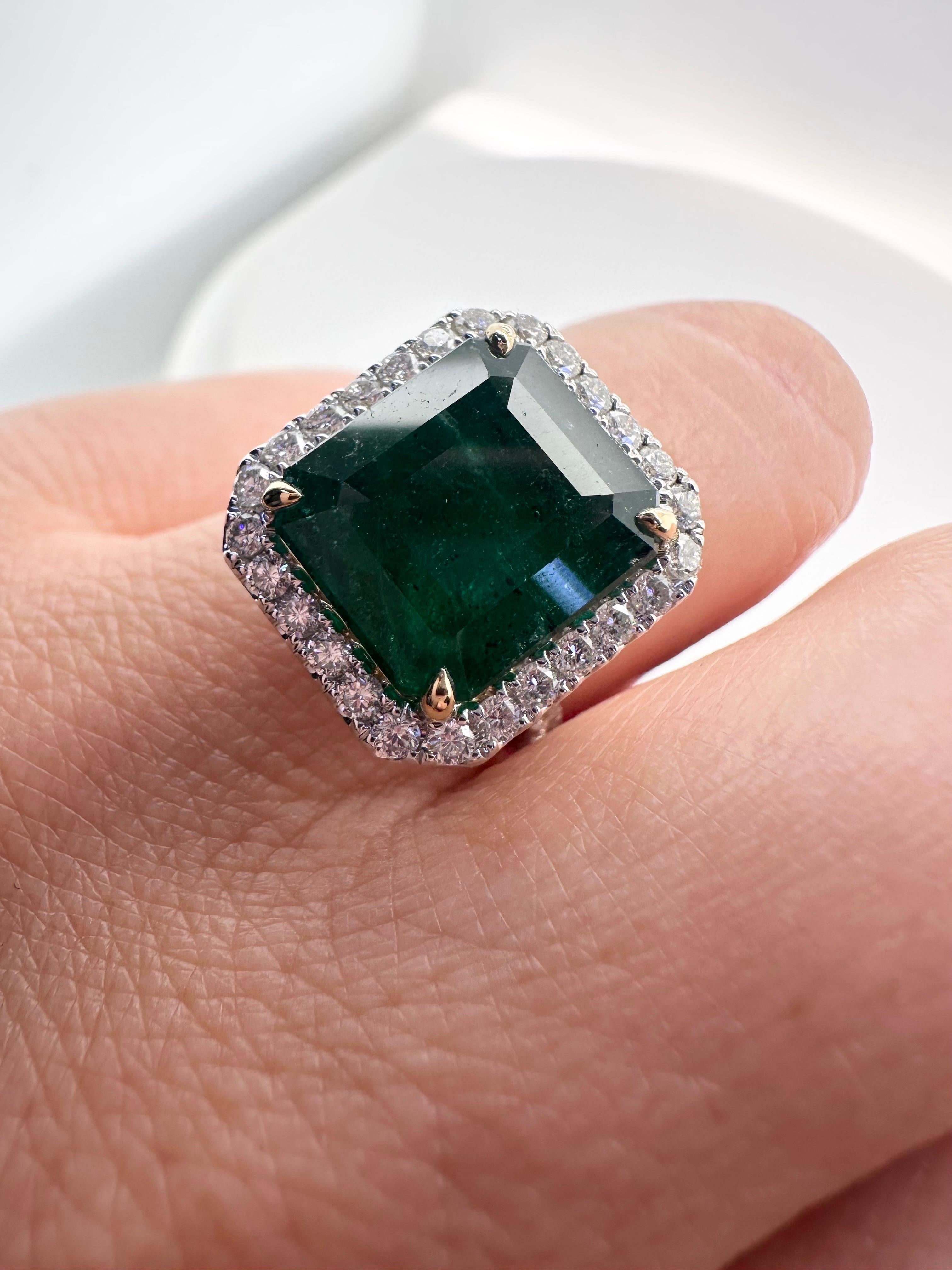 Round Cut Emerald & Diamond cocktail ring 18KT gold For Sale