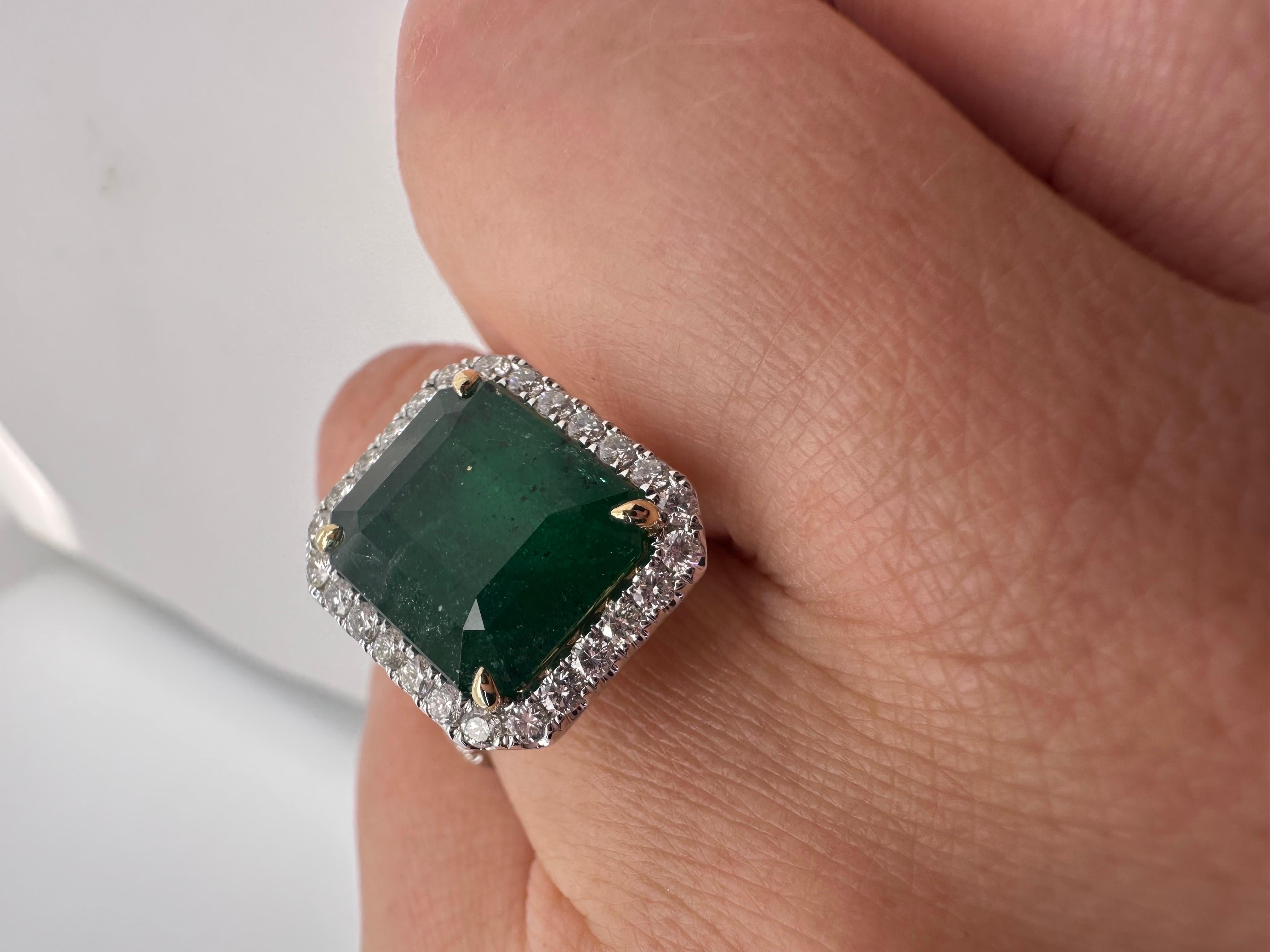 Emerald & Diamond cocktail ring 18KT gold In New Condition For Sale In Boca Raton, FL
