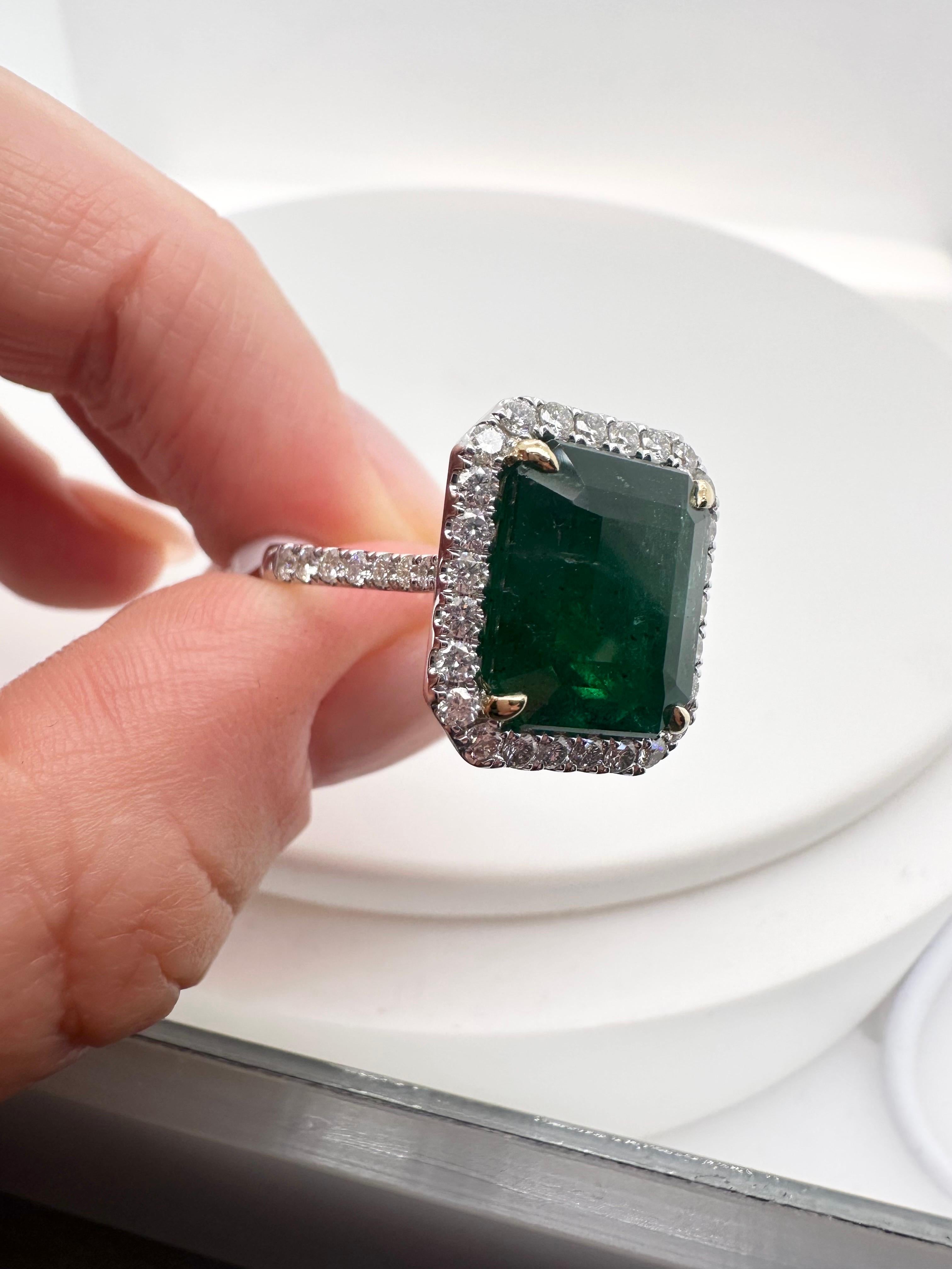 Women's or Men's Emerald & Diamond cocktail ring 18KT gold For Sale
