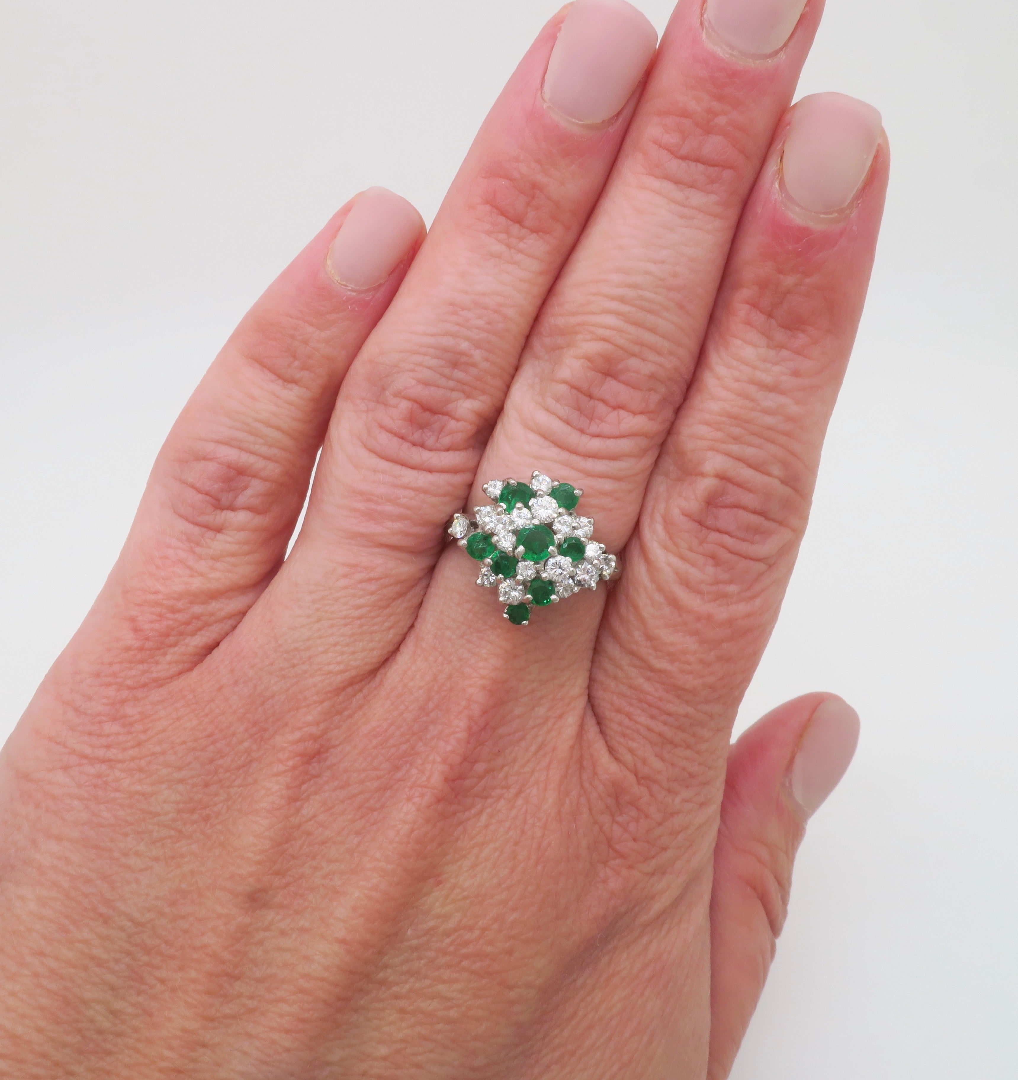 Diamant- und Smaragd-Cluster-Ring aus Platin. 

Edelstein: Smaragd & Diamant
Diamant Karat Gewicht: .75CTW
Diamant Reinheit: VS-SI
Farbe des Diamanten: F-H
Diamant-Schliff: Diamanten im runden Brillantschliff
Metall: Platin
Größe: 6.25 - Can be