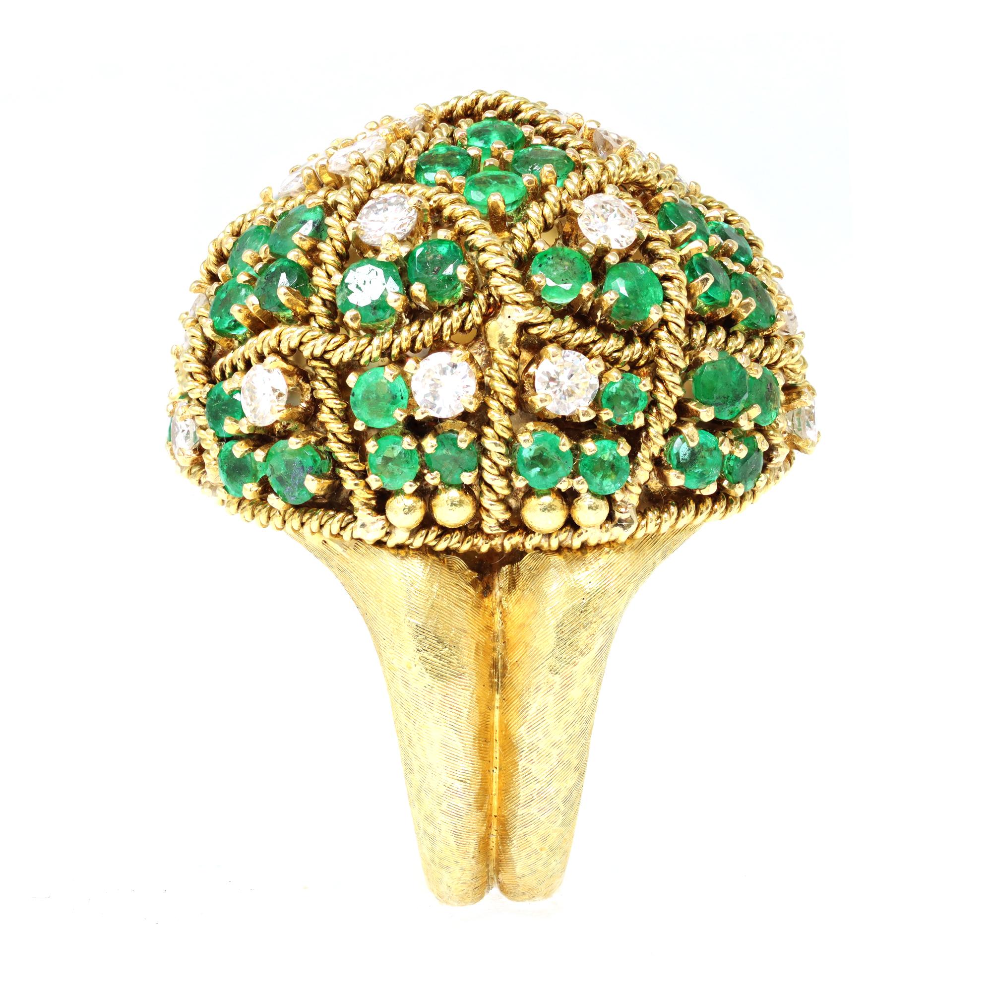 Round Cut Emerald & Diamond Cocktail Ring set in 18k Yellow Gold For Sale