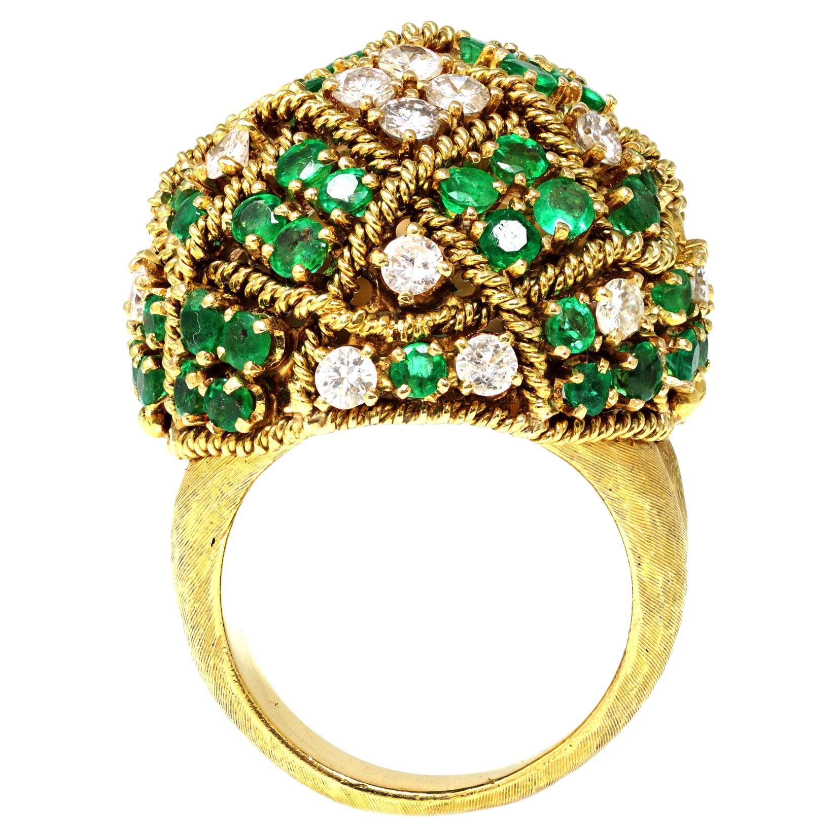 Emerald & Diamond Cocktail Ring set in 18k Yellow Gold For Sale