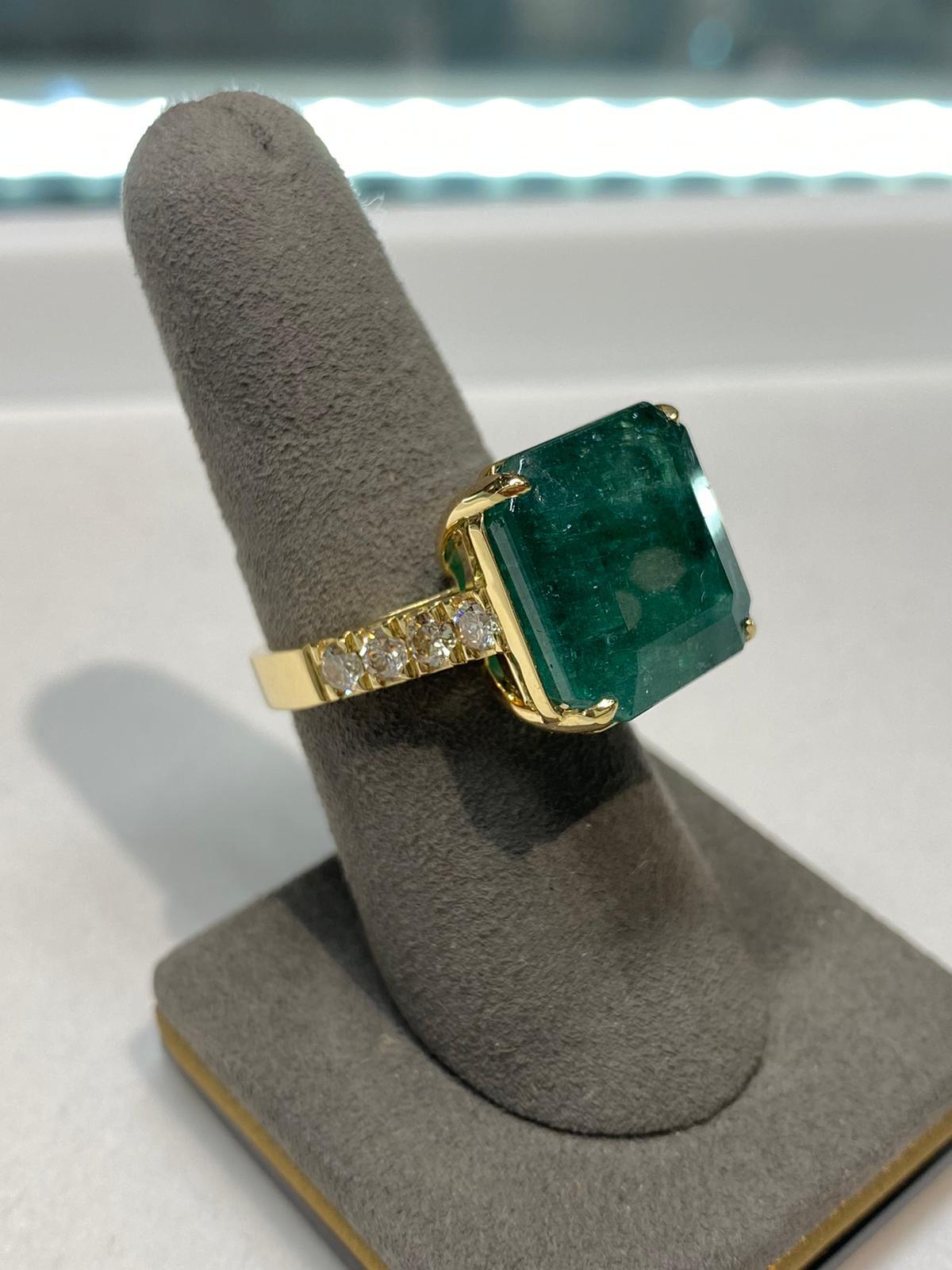 Emerald Diamond Cocktail Statement Large Unique Luxury 18 Karat Yellow Gold Ring For Sale 5