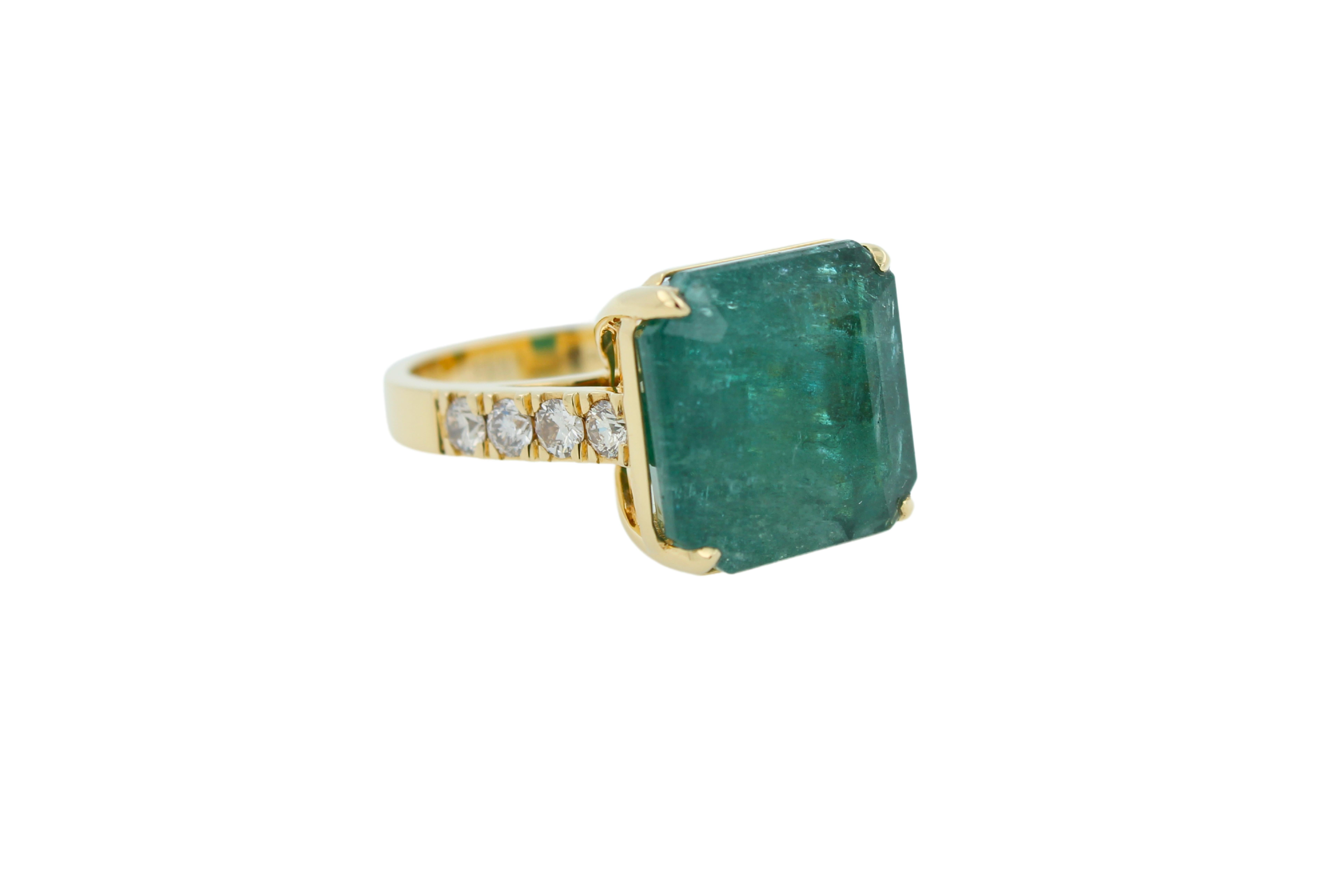 Women's or Men's Emerald Diamond Cocktail Statement Large Unique Luxury 18 Karat Yellow Gold Ring For Sale