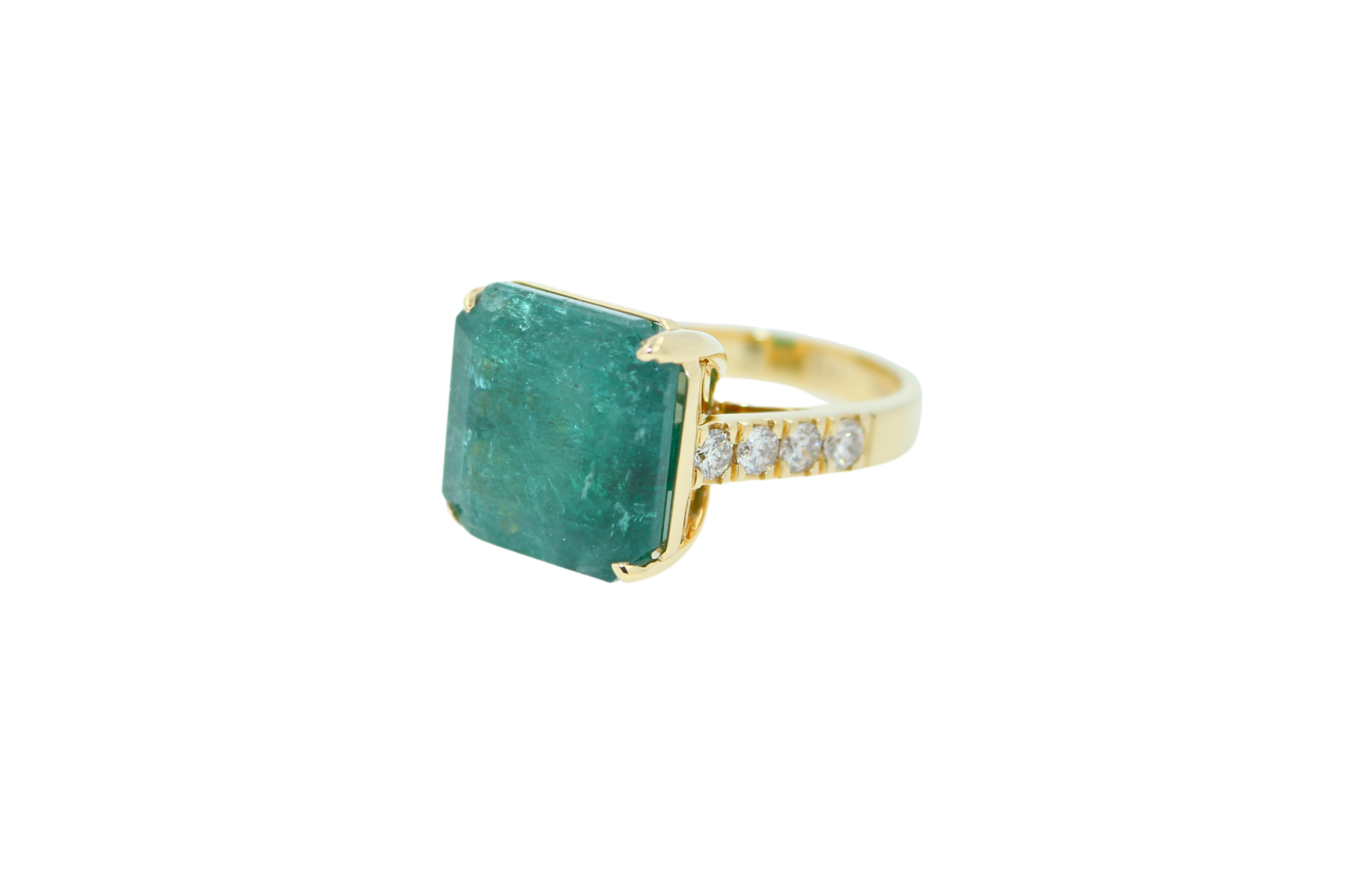 Emerald Diamond Cocktail Statement Large Unique Luxury 18 Karat Yellow Gold Ring For Sale 1