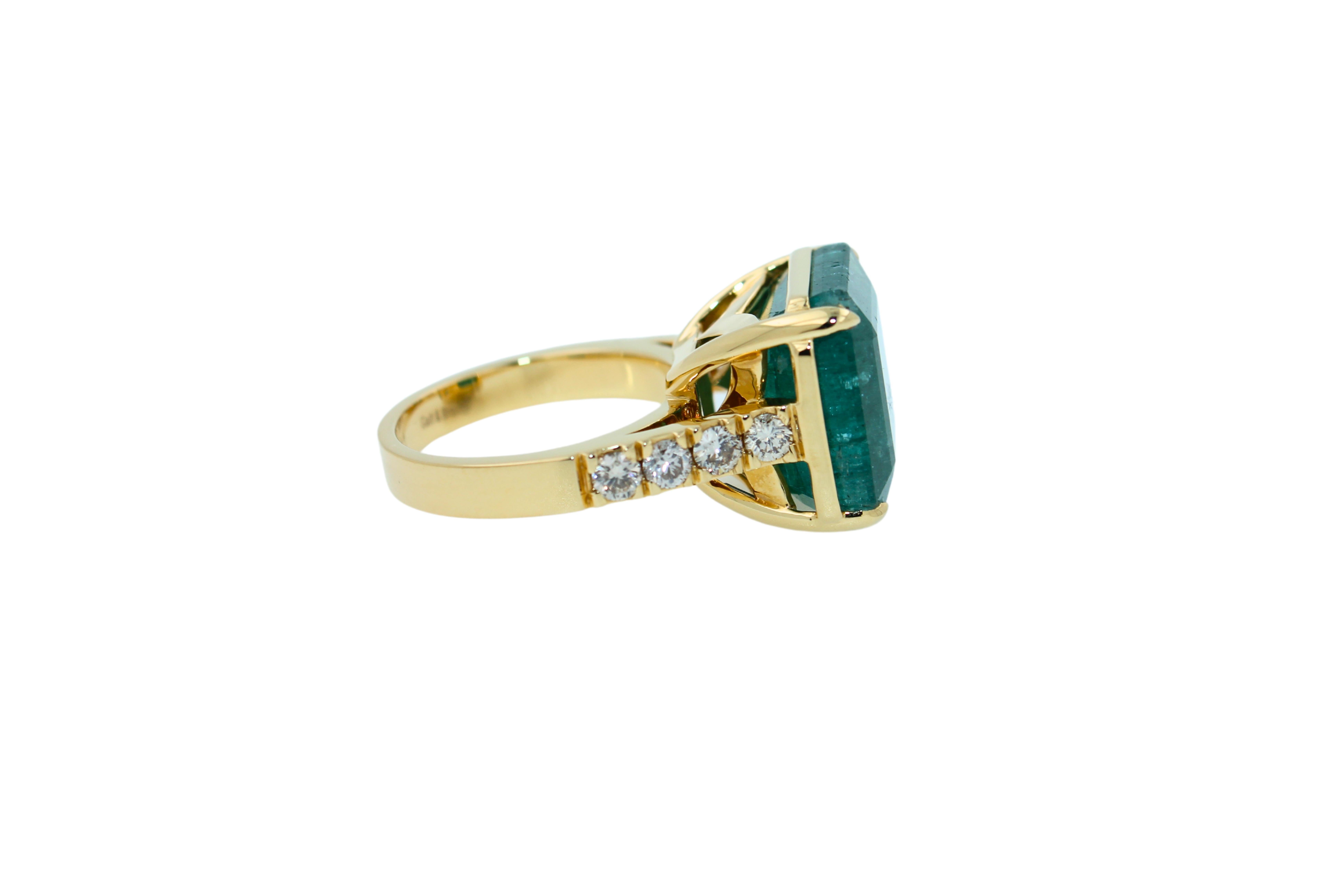Emerald Diamond Cocktail Statement Large Unique Luxury 18 Karat Yellow Gold Ring For Sale 2