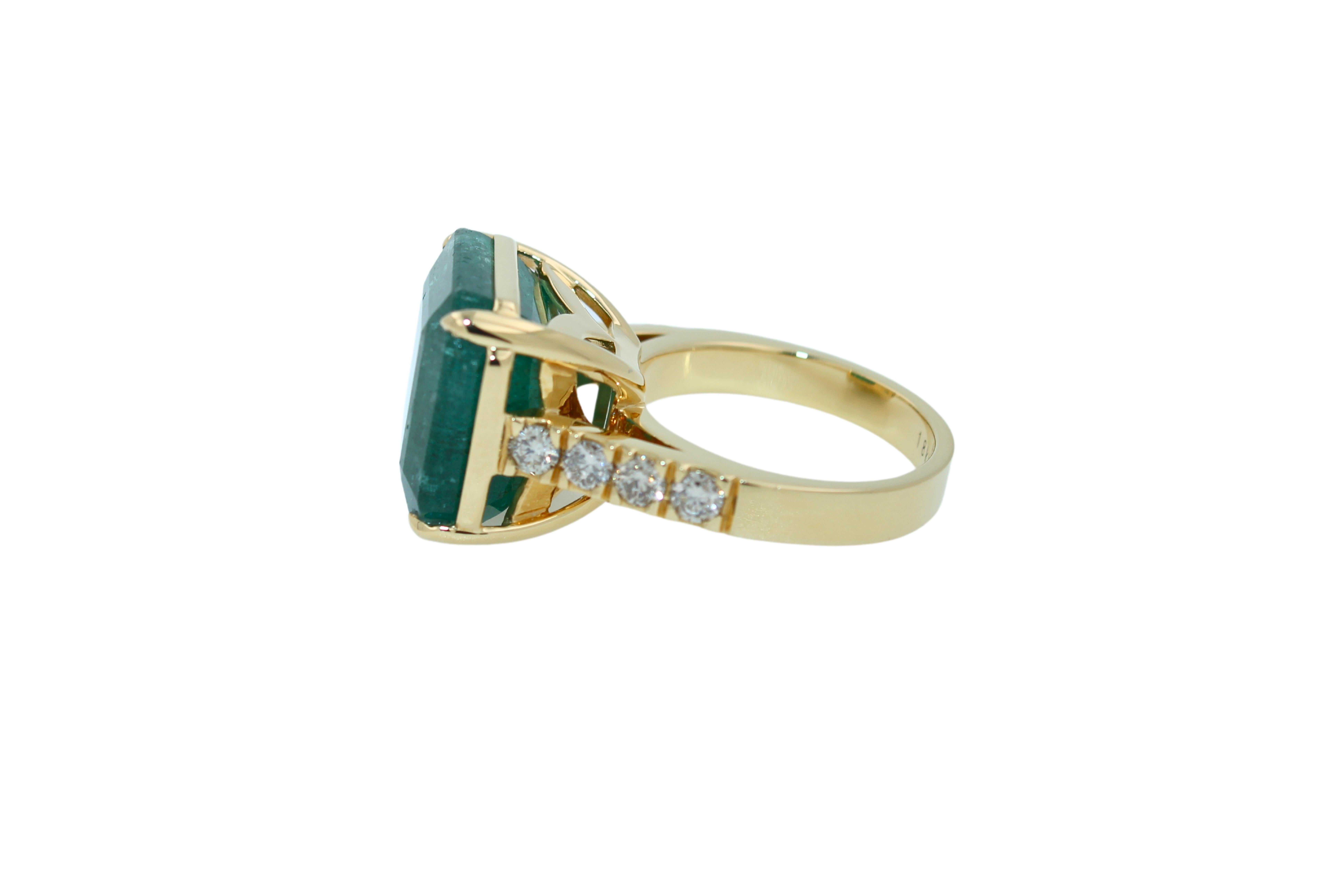 Emerald Diamond Cocktail Statement Large Unique Luxury 18 Karat Yellow Gold Ring For Sale 3
