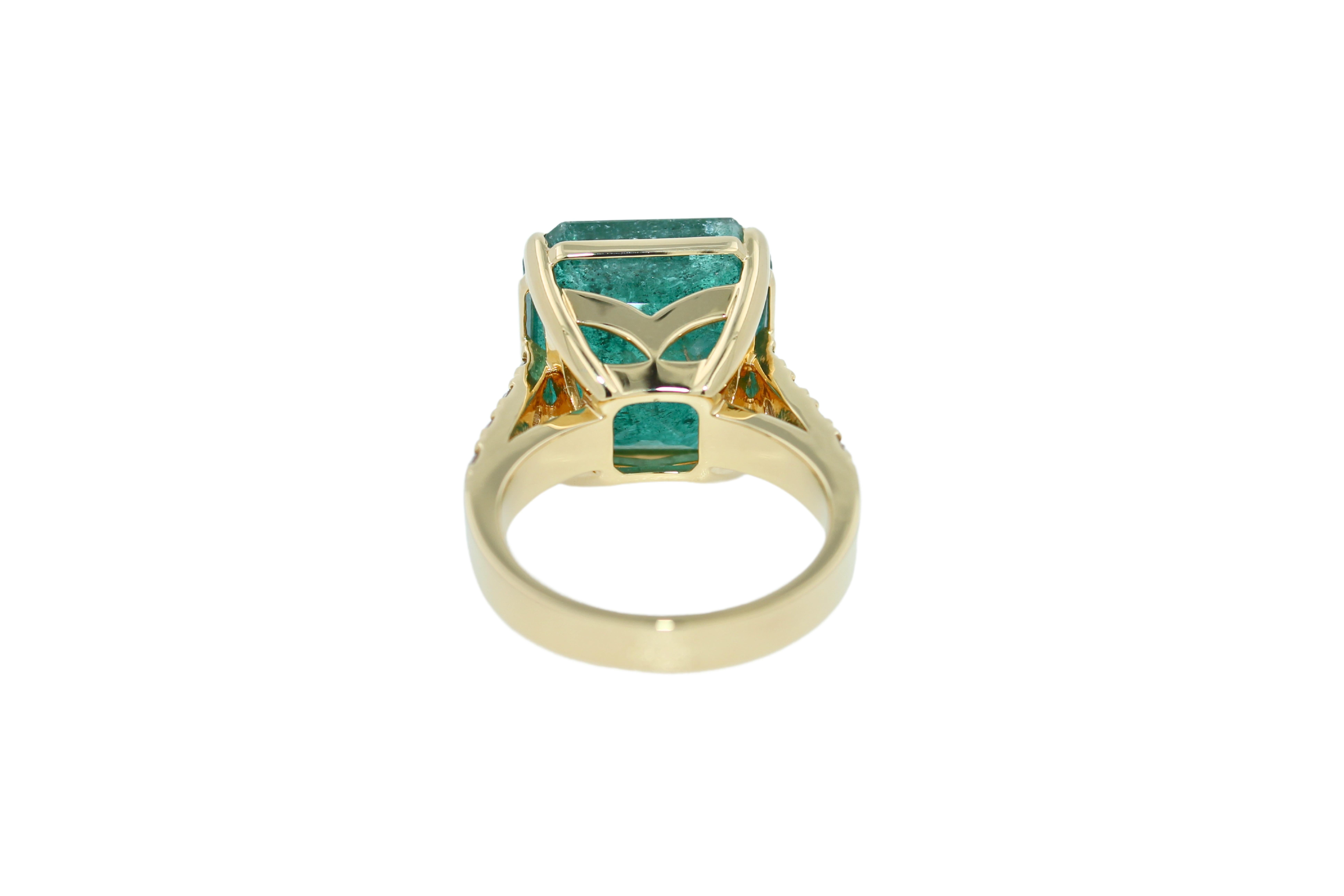 Emerald Diamond Cocktail Statement Large Unique Luxury 18 Karat Yellow Gold Ring For Sale 4