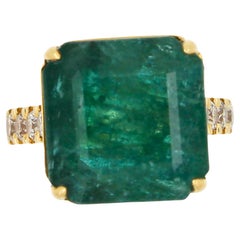 Grande bague cocktail fantaisie de luxe en or jaune 18 carats avec diamants et émeraude