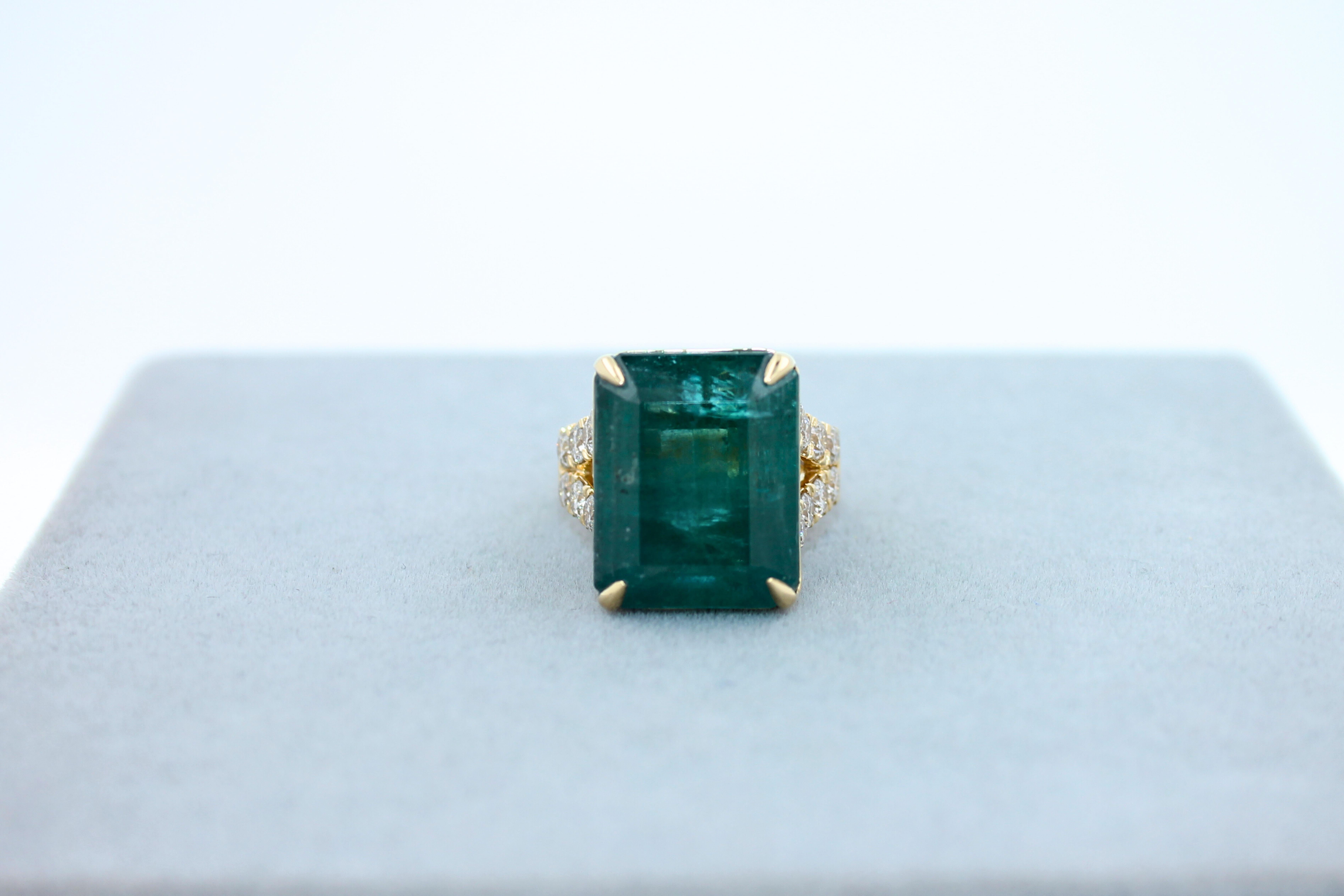 Emerald Diamond Cocktail Statement Unique Split Shank 18 Karat Yellow Gold Ring For Sale 3