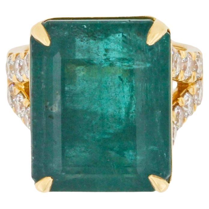Bague cocktail à tige fendue unique en or jaune 18 carats avec diamants et émeraudes