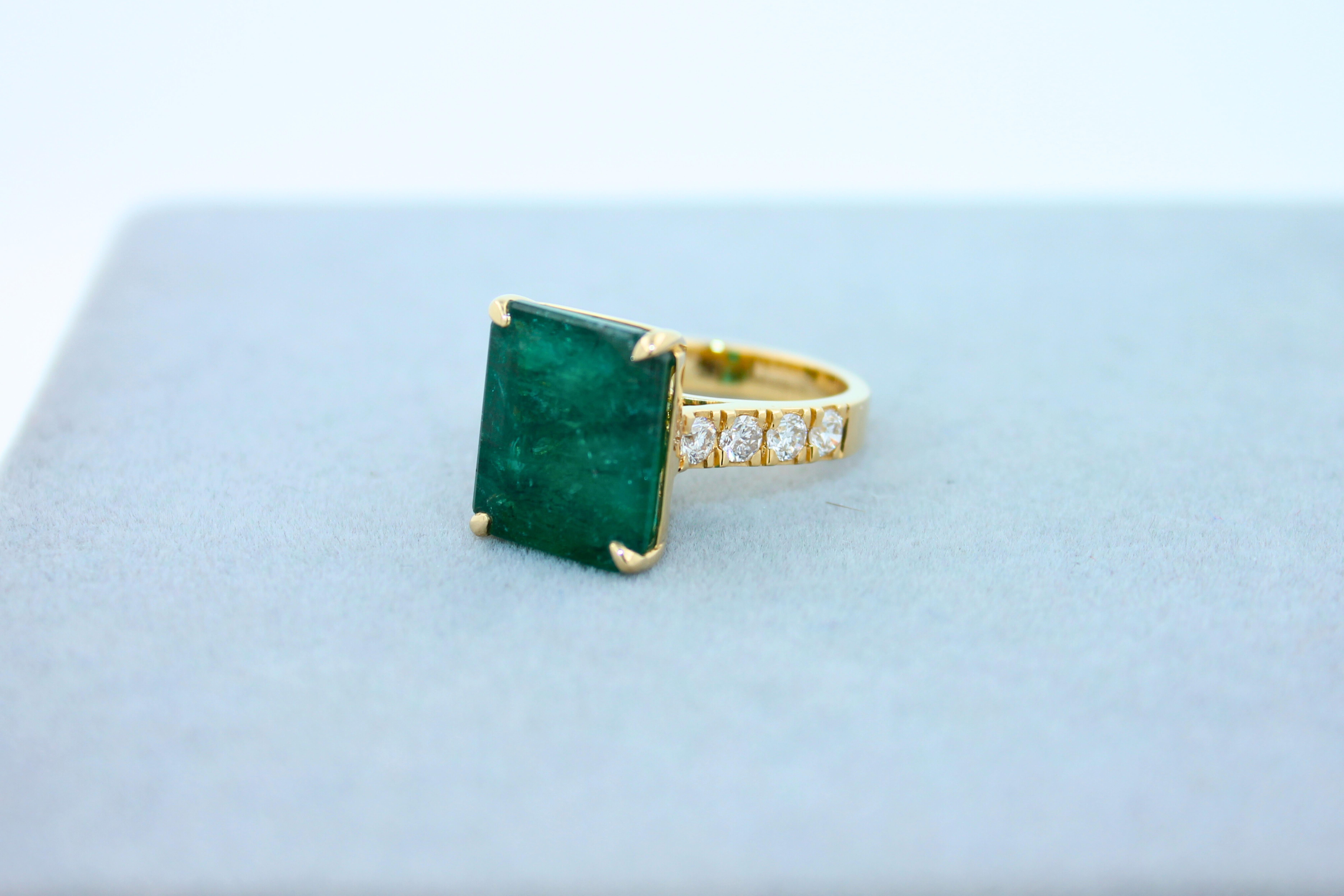 Emerald Diamond Cocktail Statement Vintage Style Luxury Yellow Gold Large Ring For Sale 3