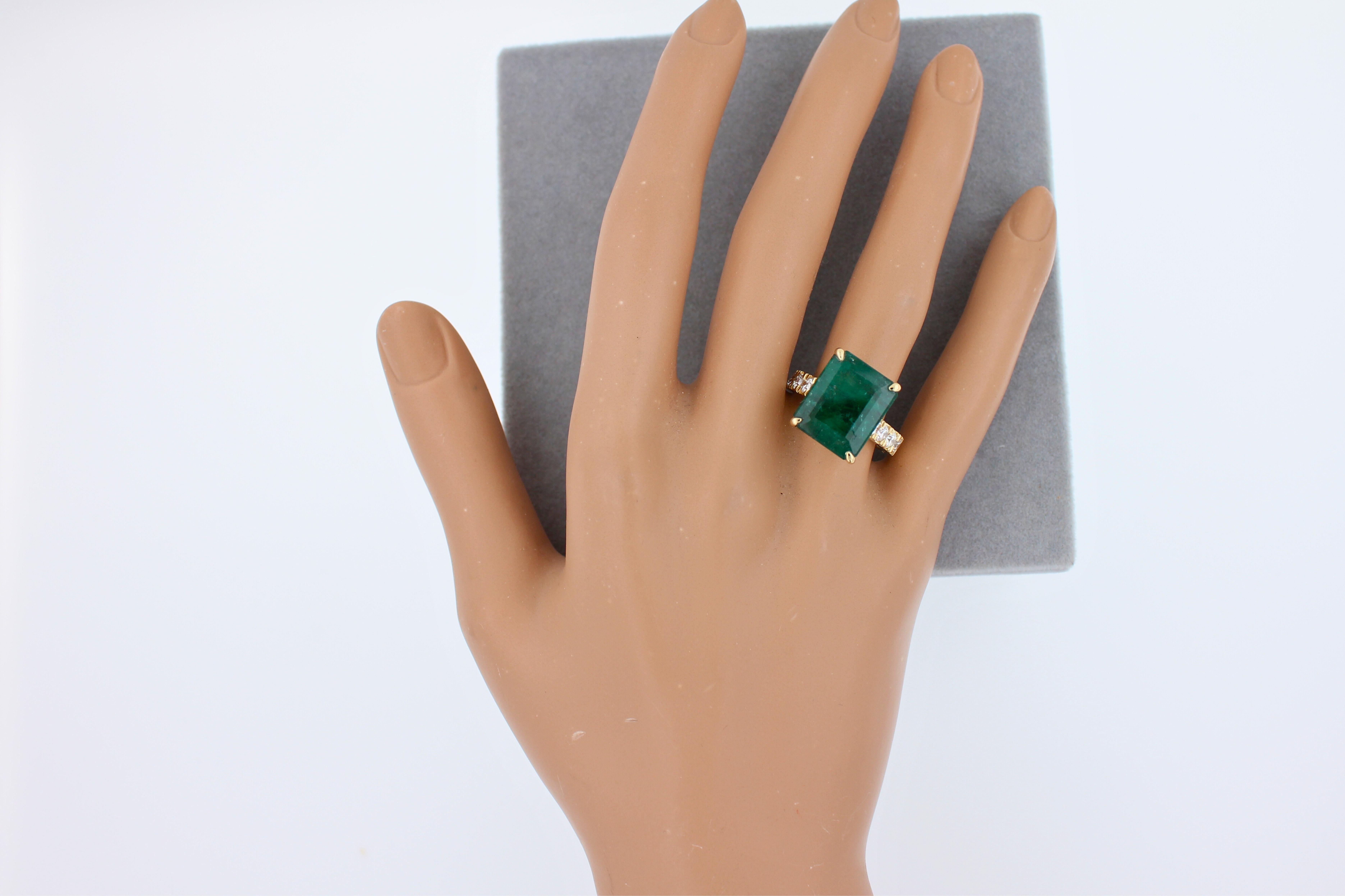 Emerald Diamond Cocktail Statement Vintage Style Luxury Yellow Gold Large Ring For Sale 6