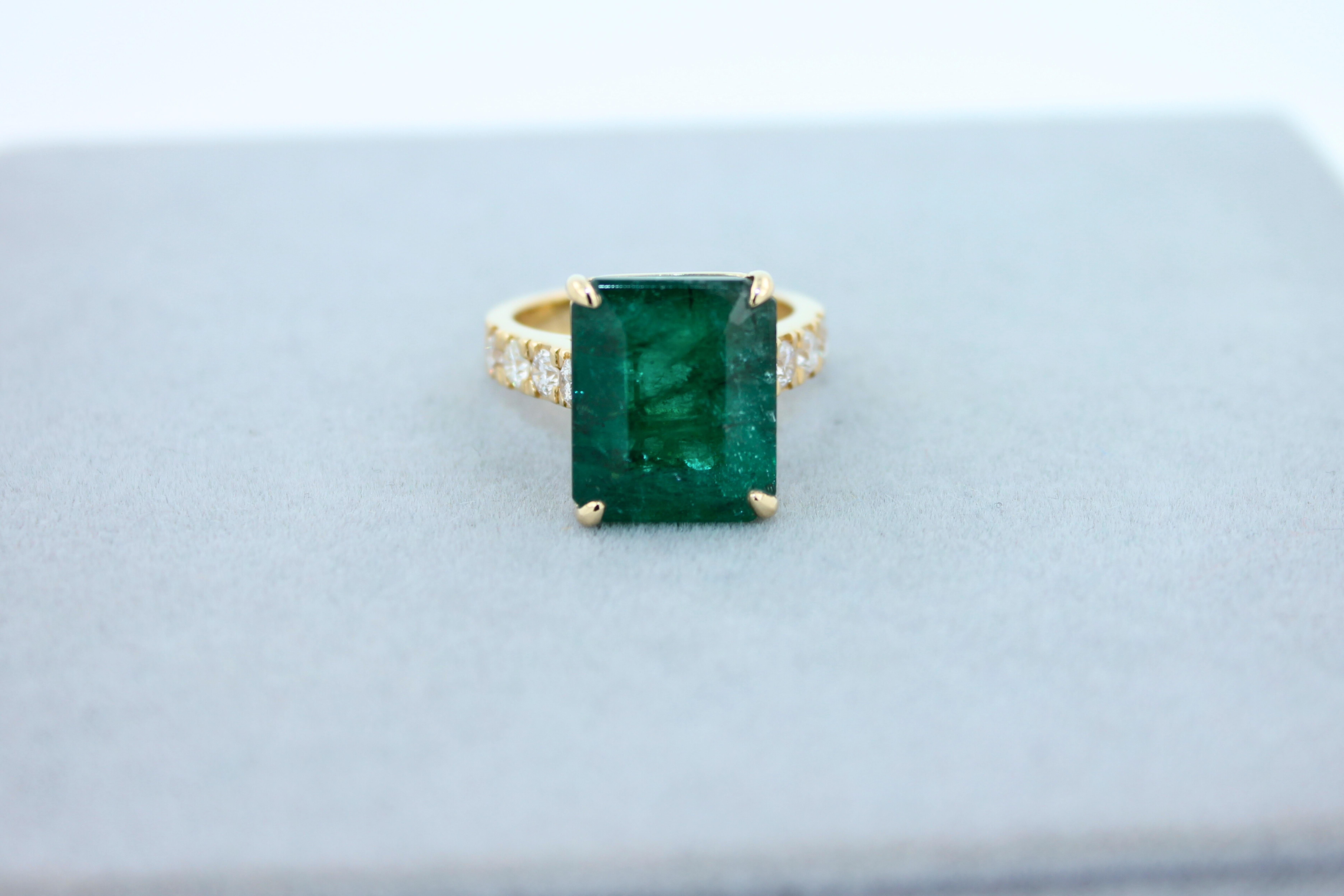 Emerald Diamond Cocktail Statement Vintage Style Luxury Yellow Gold Large Ring For Sale 1