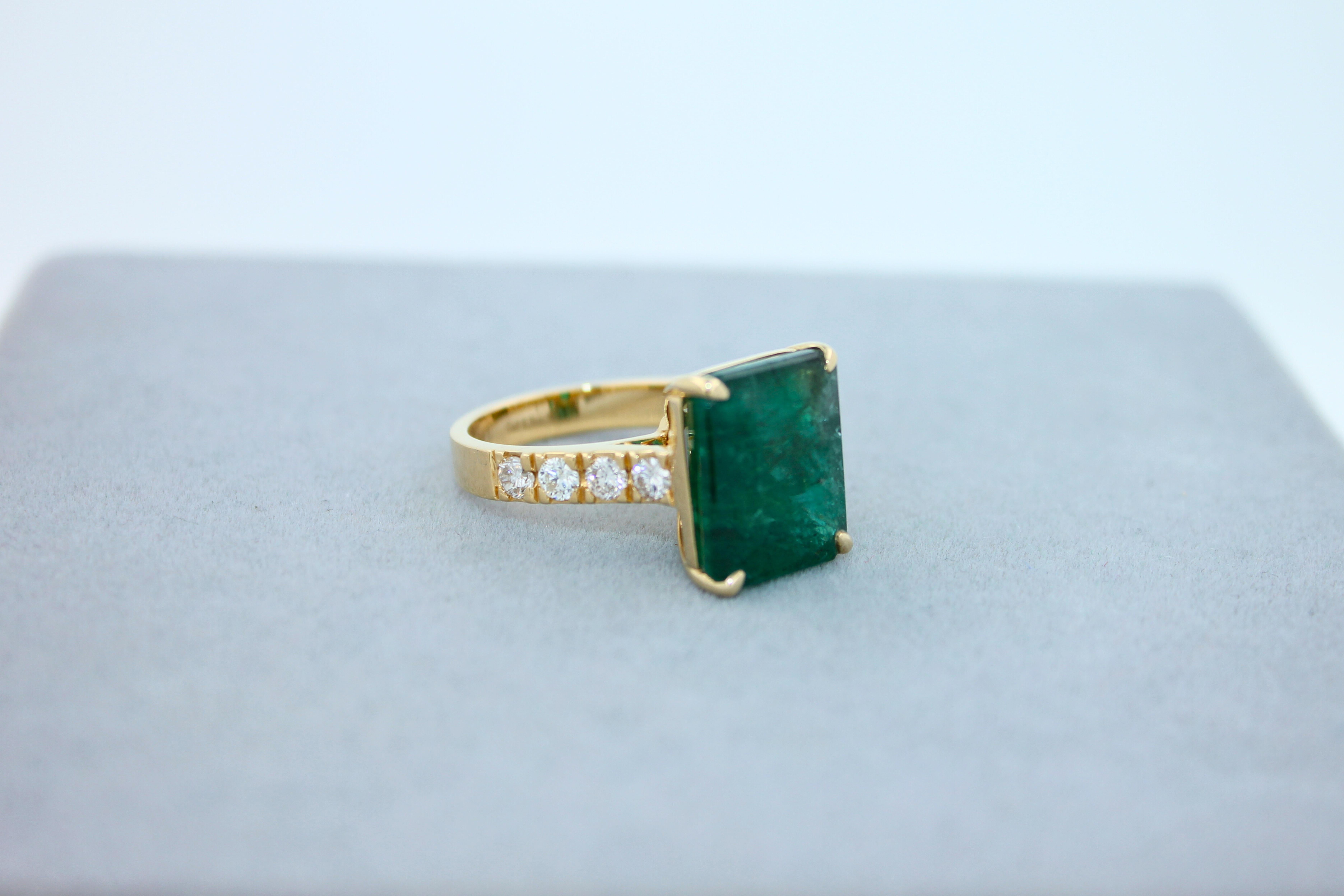 Emerald Diamond Cocktail Statement Vintage Style Luxury Yellow Gold Large Ring For Sale 2