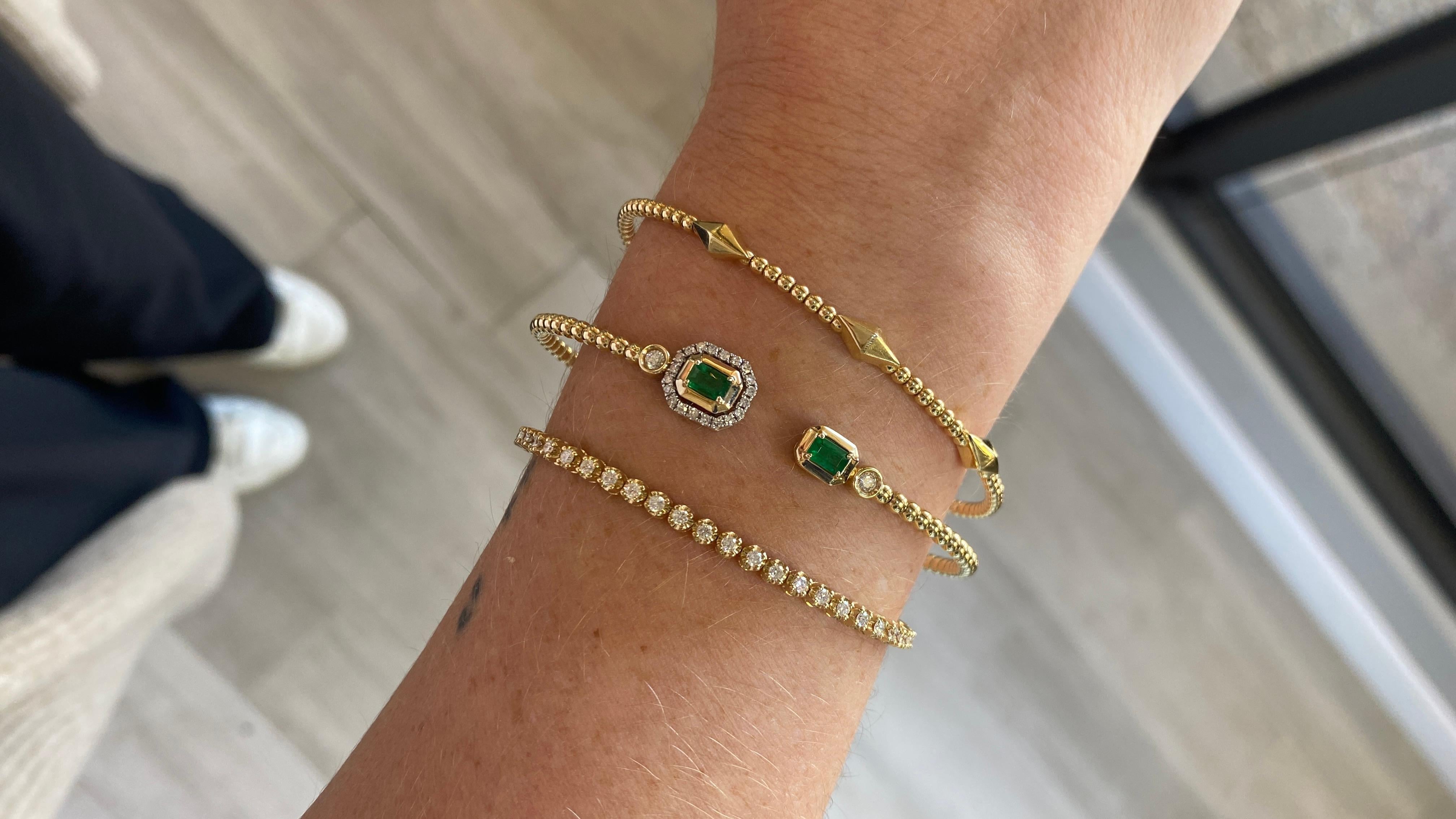 Dieser schmale und bequeme Armreif ist ein echter Gewinner an Ihrem Handgelenk! Sie können es allein oder übereinander tragen, perfekt für jeden Tag! Das Armband ist so konzipiert, dass es sich leicht öffnen lässt, um auf Ihr Handgelenk zu gleiten,