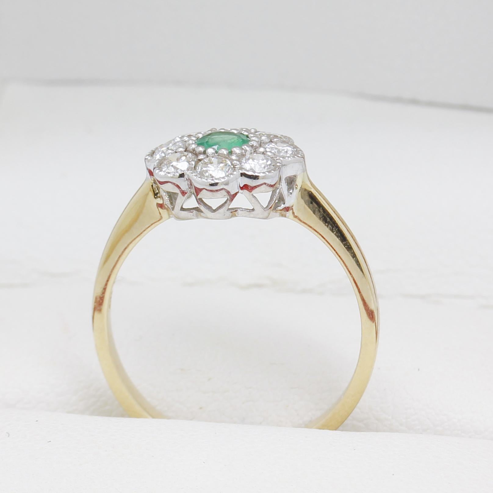 Smaragd & Diamant Gänseblümchen Ring, Neu Damen im Angebot