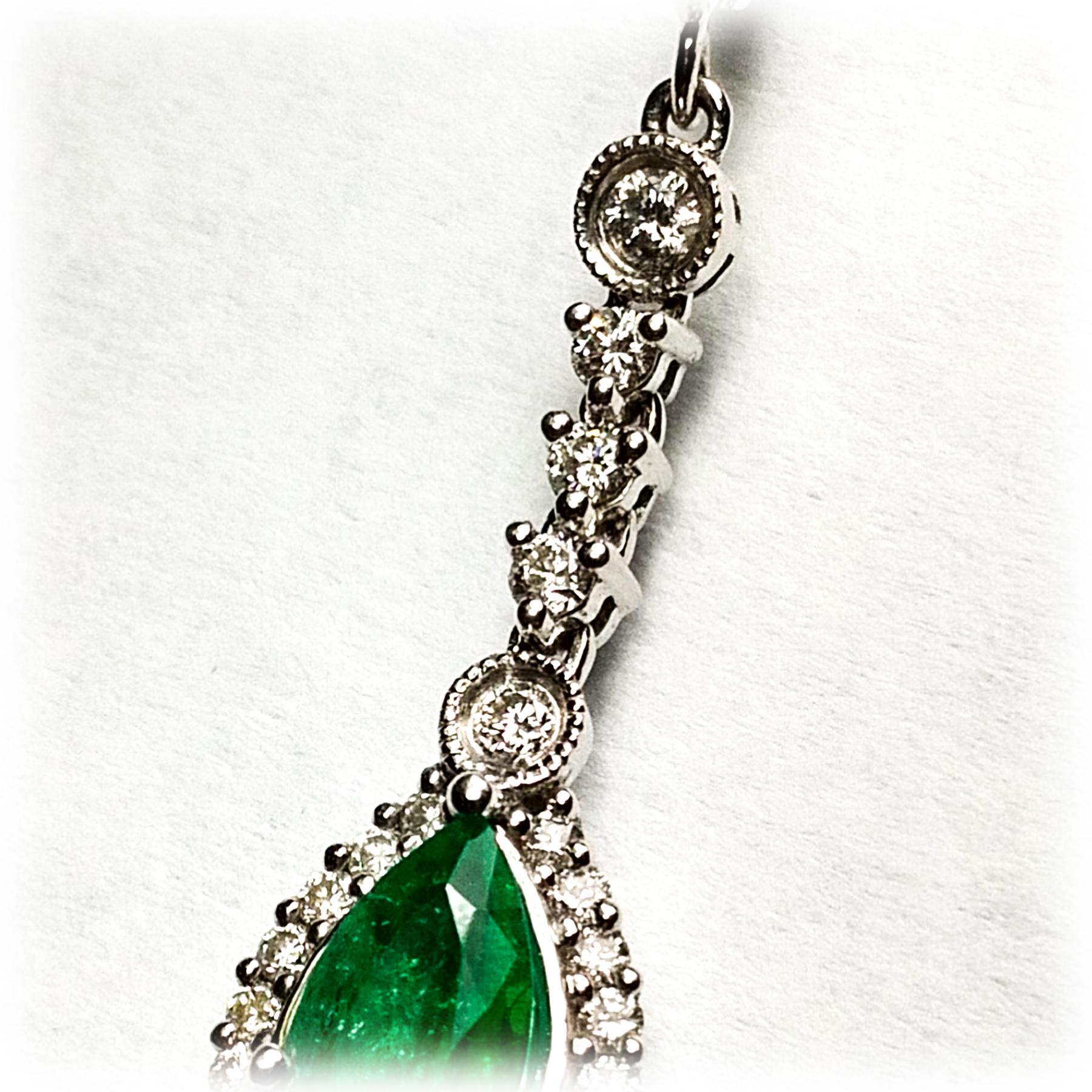 Elegante birnenförmige Ohrringe mit Smaragd und Diamanten. Lebendiger grüner, birnenförmiger Smaragd, umrahmt von runden Diamanten im Brillantschliff. Handgefertigtes, baumelndes Design in 18 Karat Weißgold. 

Smaragd: 1.53 its, Birnenform,
